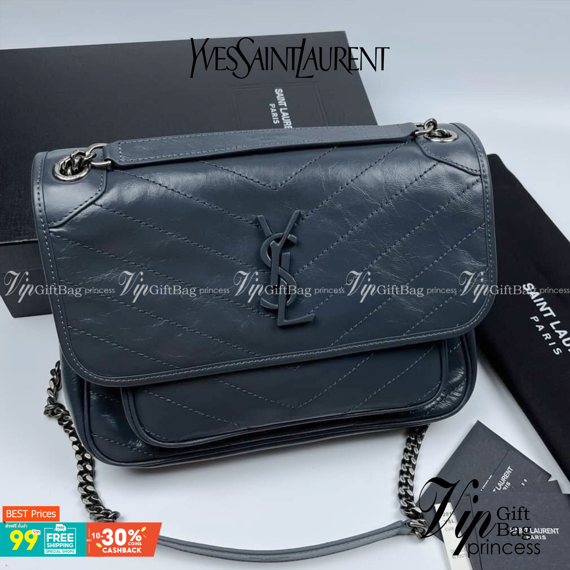 Saint Laurent Niki shoulder bag กระเป๋าสะพายรุ่นโดดเด่นด้วยโครงสร้างทำจากหนังวัว หนังมันเงา นิ่ม งานสวยมากๆ ค่ะ ด้านหน้าประดับโลโก้แบรนด์ และมีช่องสำหรับเก็บของที่หยิบใช้บ่อย ตอบโจทย์การใช้ชีวิตระหว่างวันได้ดีมากๆ สายสพายดีไซน์ได้หลายรูปแบบ แมทกับการแต่งต