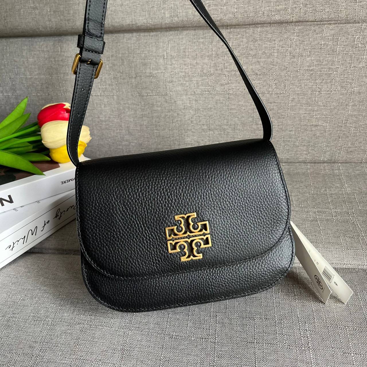 TORY BURCH BRLTTEN SMALL SADDLE BAG / Tory Burch Britten Flap Shoulder Bag กระเป๋าสะพายข้าง วัสดุหนังแกะแท้ ด้านหน้าประดับโลโก้แบรนด์ เปิด-ปิดกระเป๋าแบบกระดุมแป็กแม่เหล็กแน่นหนา ภายในมีช่องหลัก ใส่กระเป๋าเงินใบกลาง มือถือได้ทุกรุ่น มีช่องแยกใส่ของจุกจิกอี