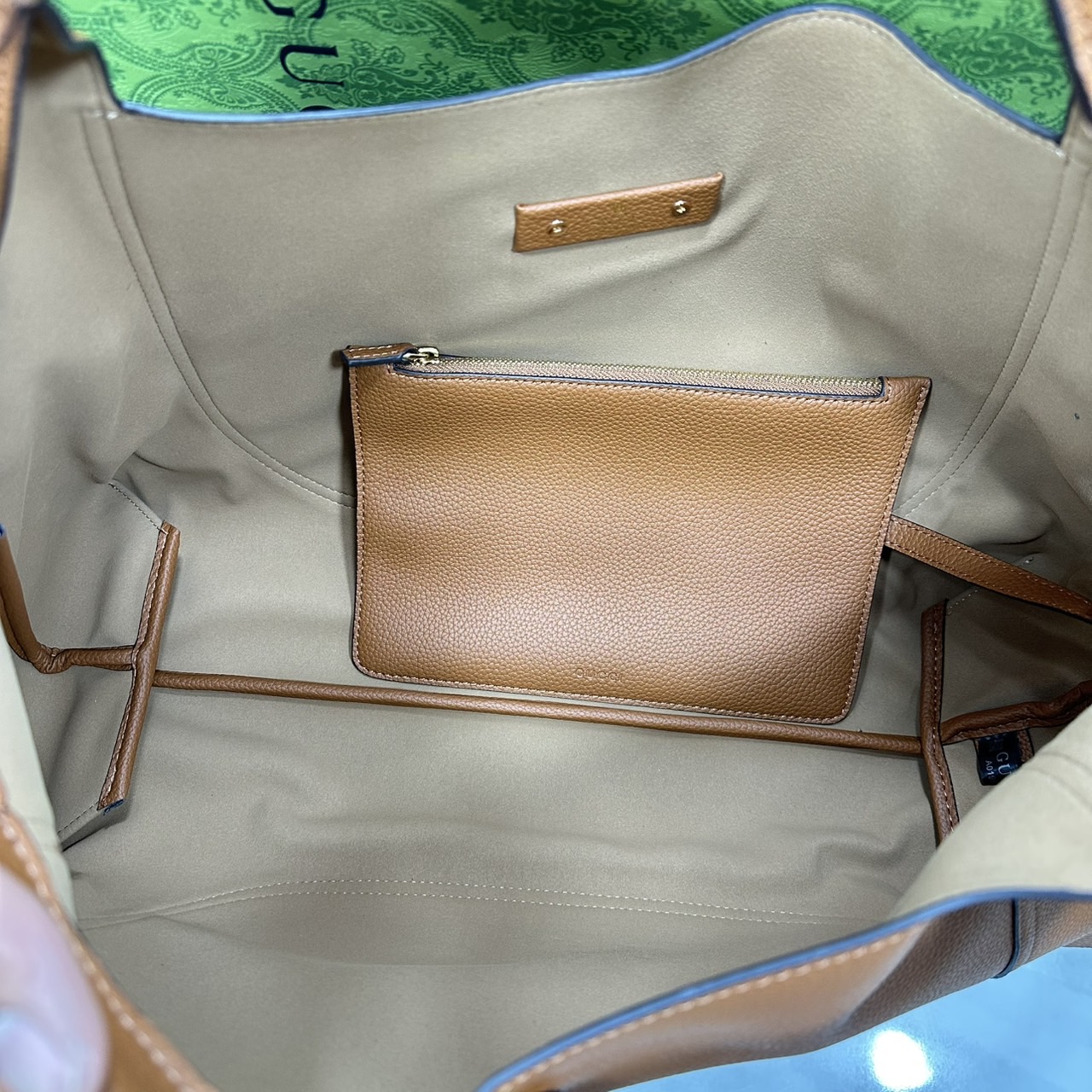 Gucci Softbit maxi shoulder bag โฉมใหม่ล่าสุด กับกระเป๋าสะพายรูปทรงใหม่เรียบหรูด้วยหนังลายเกรน ใบใหญ่จุใจพร้อมใบลูกเข้าเซ็ท ตกแต่งอะไหล่ Horsebit ครึ่งรูปขนาดใหญ่ด้านหน้าสวยหรูโดดเด่น สวยผู้ดี ดารา เซเลปใช้กันเพียบ