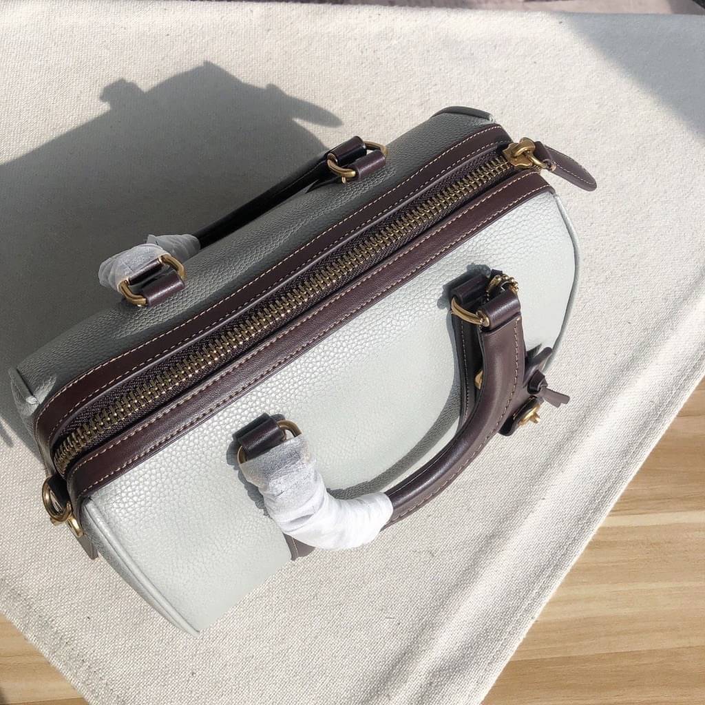 Coach ruby satchel 25 in colorblock C8530 / Coach Boston pillow bag ใหม่ก่อนใคร ไม่ต้องรอพรี! กับกระเป๋าทรงหมอนดีไซน์ใหม่ เพิ่มดีเทลความหรู มาพร้อมหูจับในตัว และสายสะพายครอสสีเข้ากับตัวกระเป๋า ภายในโล่งกว้าง ใส่ของได้สบายๆ จุได้แบบเน้นๆ ใบจริงมีเสน่ห์ดึงด