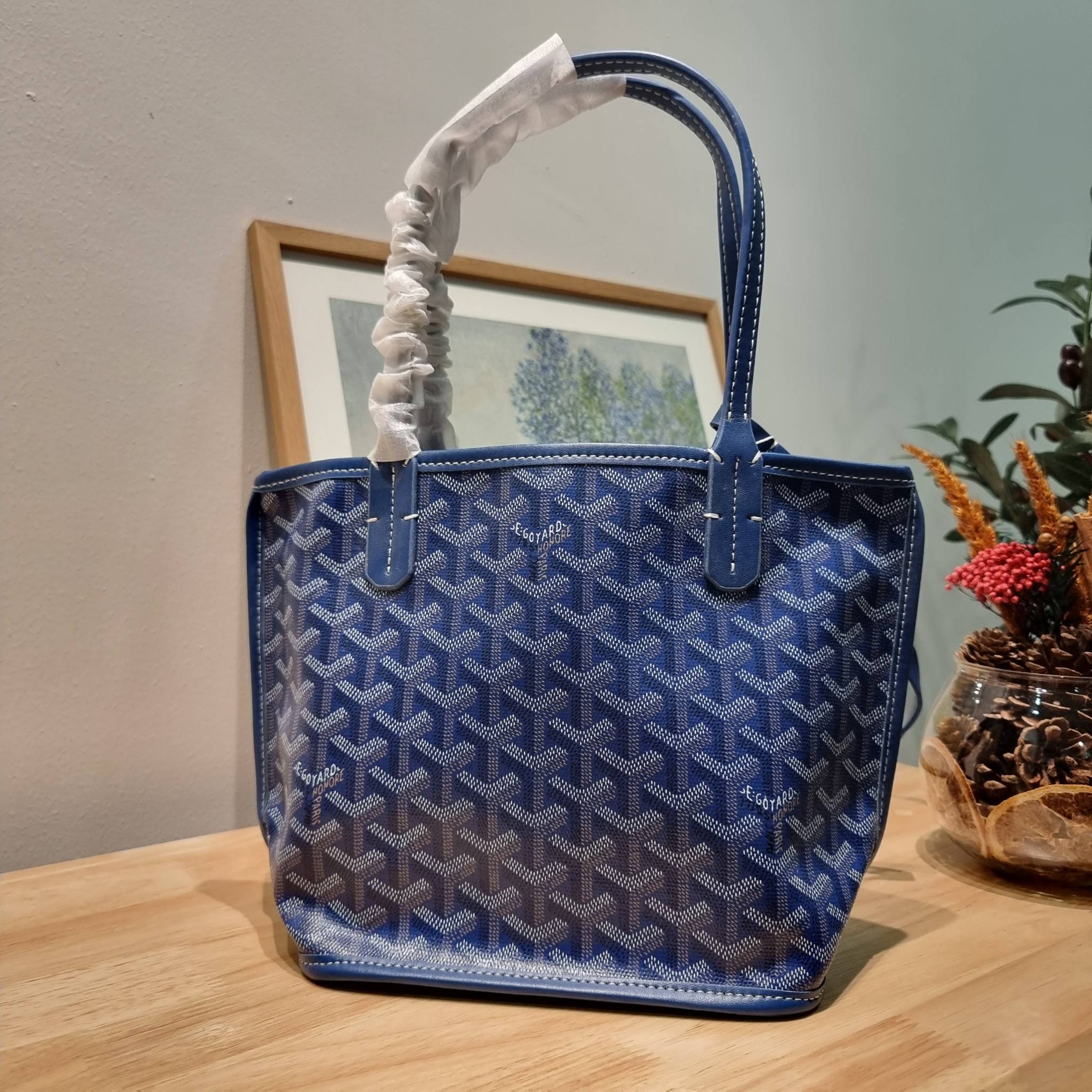 GOYARD MINI ANJOU REVERSIBLE TOTE ฮอตไอเท็ม กับกระเป๋าสะพายทรงโท้ท ไซส์มินิ กะทัดรัดมาก มาครบสีขายดี เลิศทุกสี รูปทรงคลาสสิค ดีไซน์เป็นเอกลักษณ์ ใช้งานได้หลากหลาย สามารถกลับด้านใช้ได้แบบไม่มีเบื่อ