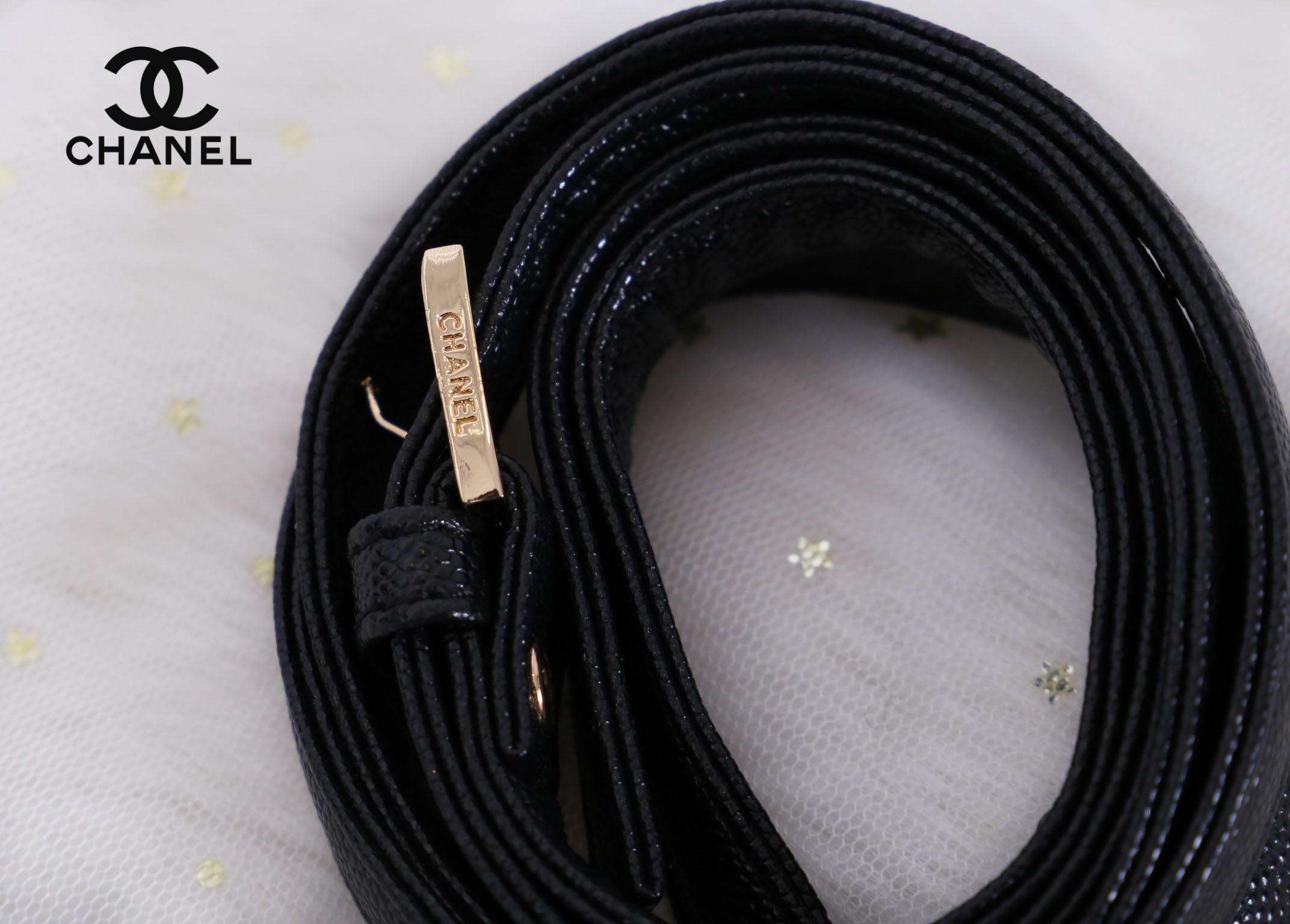 CHANEL waist and crossbody bag with 2 straps / Chanel Belt Bag กระเป๋าสะพาย หรือคาดเอวด้วยเข็มขัด วัสดุทำจากหนังพรีเมี่ยมลายคาเวียร์ทั้งใบด้านหน้ามีโลโก้แบรนด์