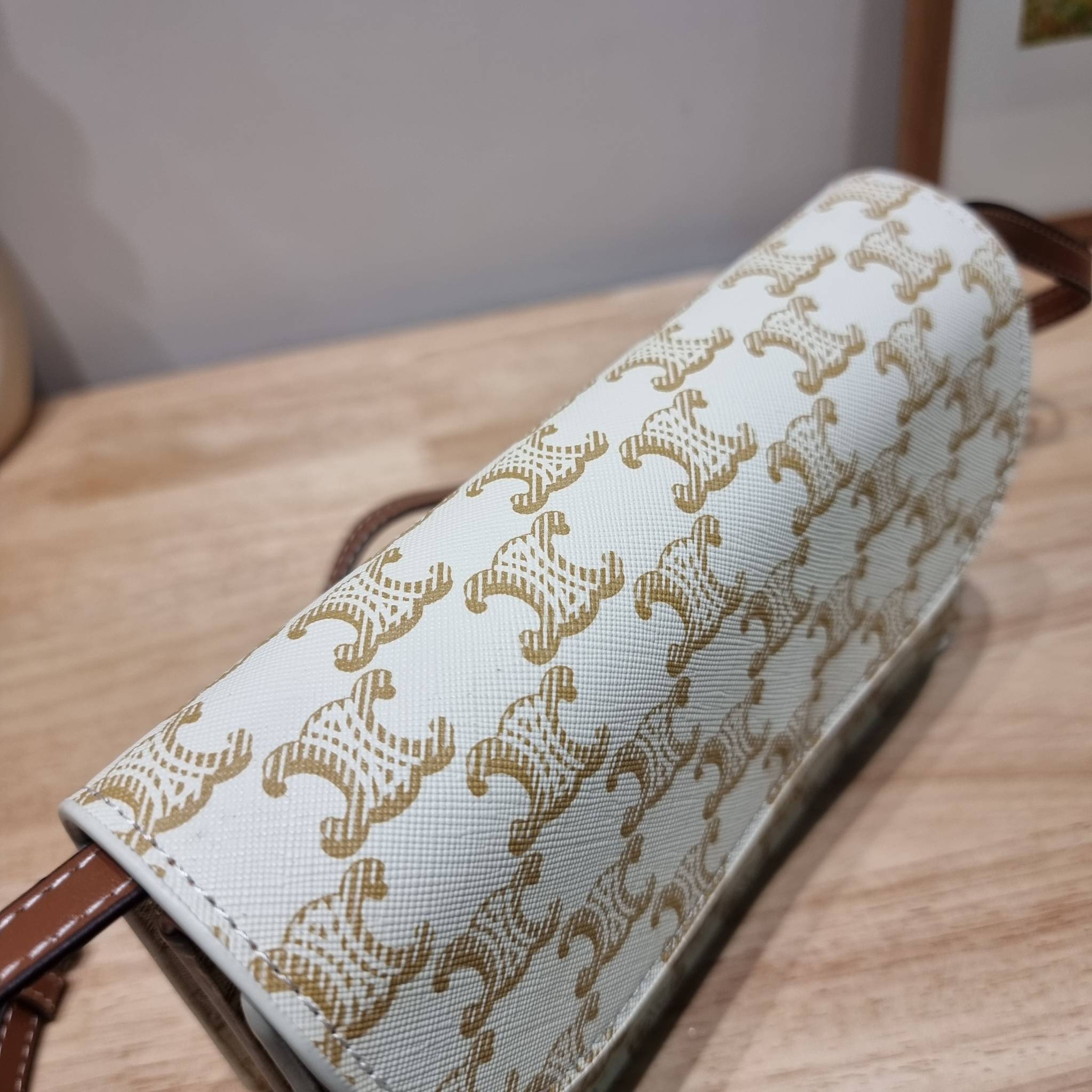 CELINE WALLET ON STRAP IN TRIOMPHE CANVAS AND LEATHER อีกหนึ่งรุ่นยอดนิยม กระเป๋าสะพายกึ่งคลัทช์ ในรูปแบบกระเป๋าสตางค์ ให้พกพาได้ง่าย ใส่ของสำคัญ มือถือ หรือบัตรต่างๆได้