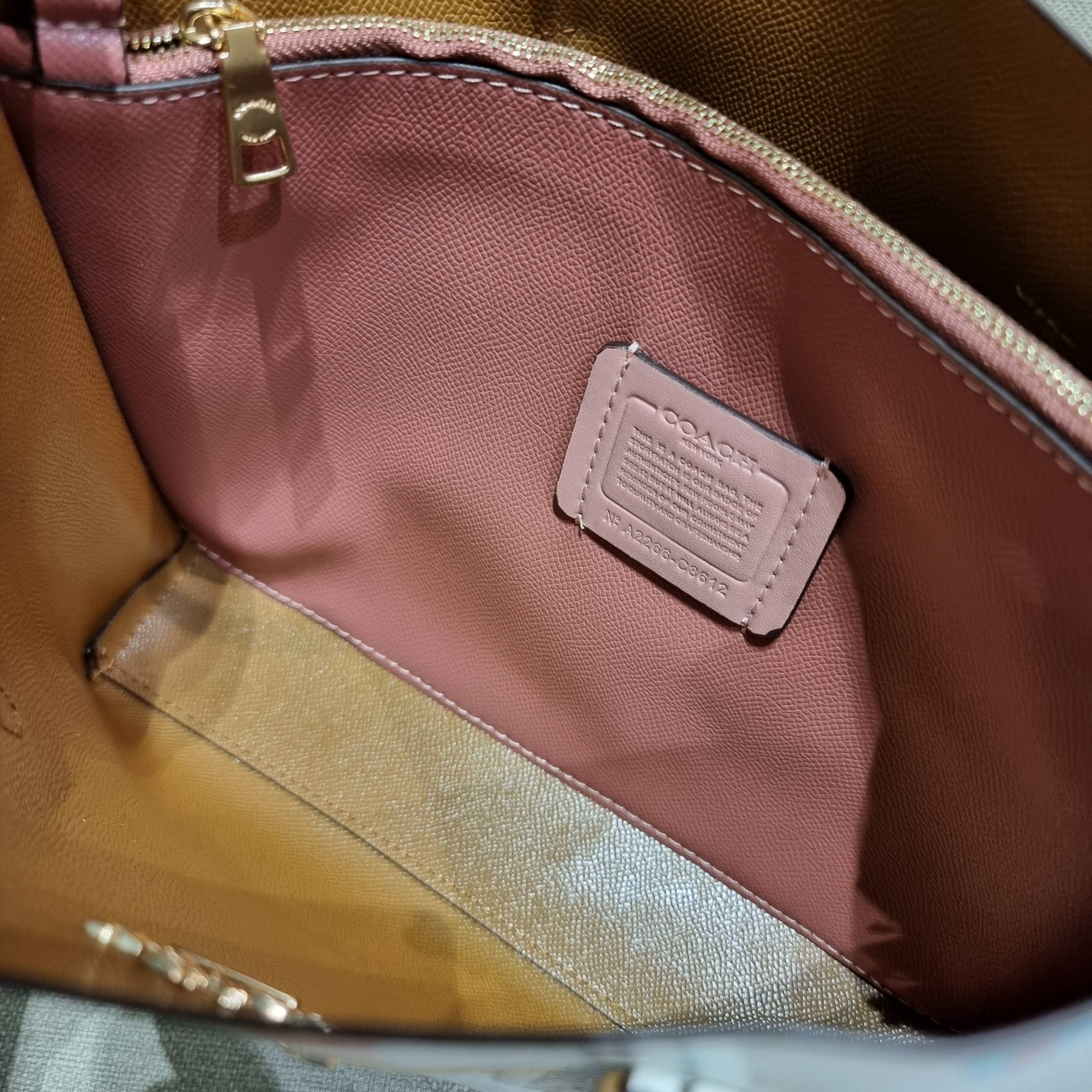 COACH C8612 MOLLIE TOTE 25 IN SIGNATURE CANVAS WITH MYSTICAL FLORAL PRINT คอลใหม่ล่าสุด ยังไม่เข้า shop ไทย สวยๆแบบไม่ต้องรอพรีฯให้ยาวนาน กับกระเป๋าโท้ทไซส์เล็กที่สาวๆต่างก็ต้องปักใจรัก สวยสมใจ ดีไซน์ลวดลายดอกไม้ คละเคล้าเต็มใบ ดูละมุน สดใส น่าใช้สุดๆ วัส