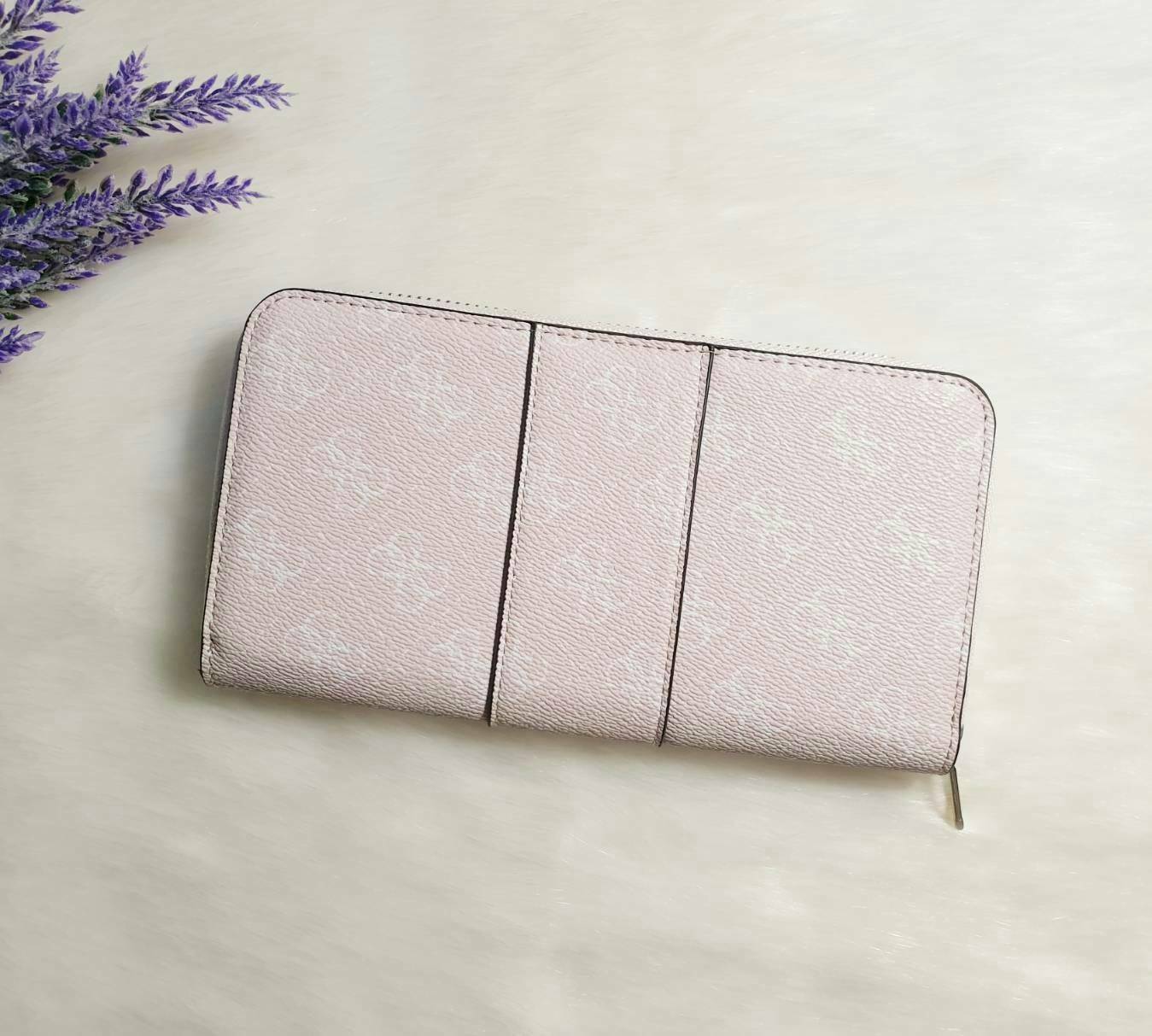 GUESS FACTORY WOMEN'S ZIP AROUND LONG WALLET กระเป๋าสตางค์หนังทรงซิปรอบพิมพ์ลายแบรนด์ ด้านหน้าติดโลโก้แบรนด์ ภายในมีช่องใส่ธนบัตร ช่องใส่บัตรหลายช่องและช่องซิปกลางใส่เหรียญ มีให้เลือกถึง 4 สี สวยคุ้ม น่าใช้มากๆค่า