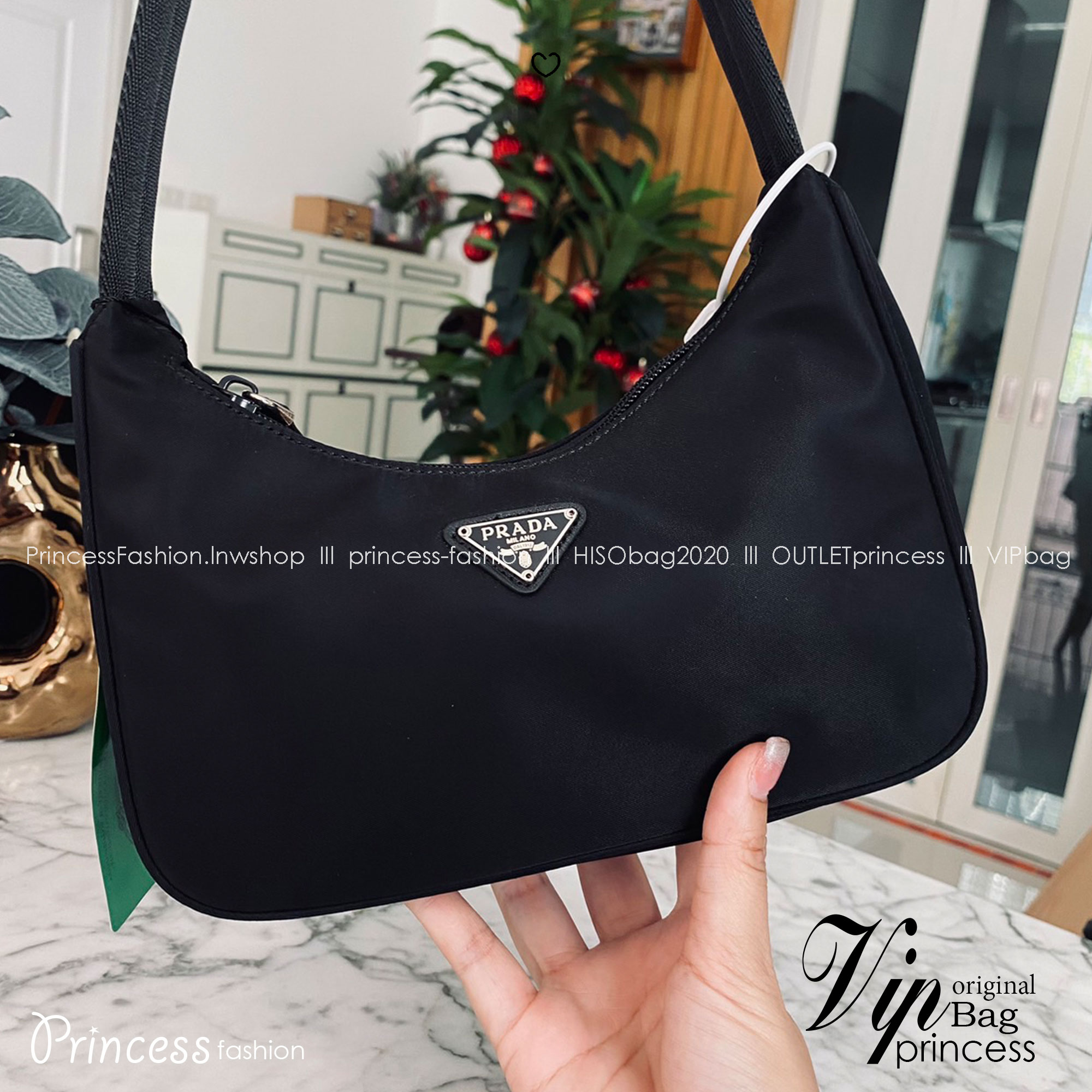 Prada Nylon Shoulder Bag / Re-Nylon Prada Re-Edition 2000 mini-bag กระเป๋าสะพายไหล่ผ้าไนล่อน เรียบแต่หรู คูลแต่เท่ห์ ยกให้ใบนี้ตลอดกาลเลยค่า