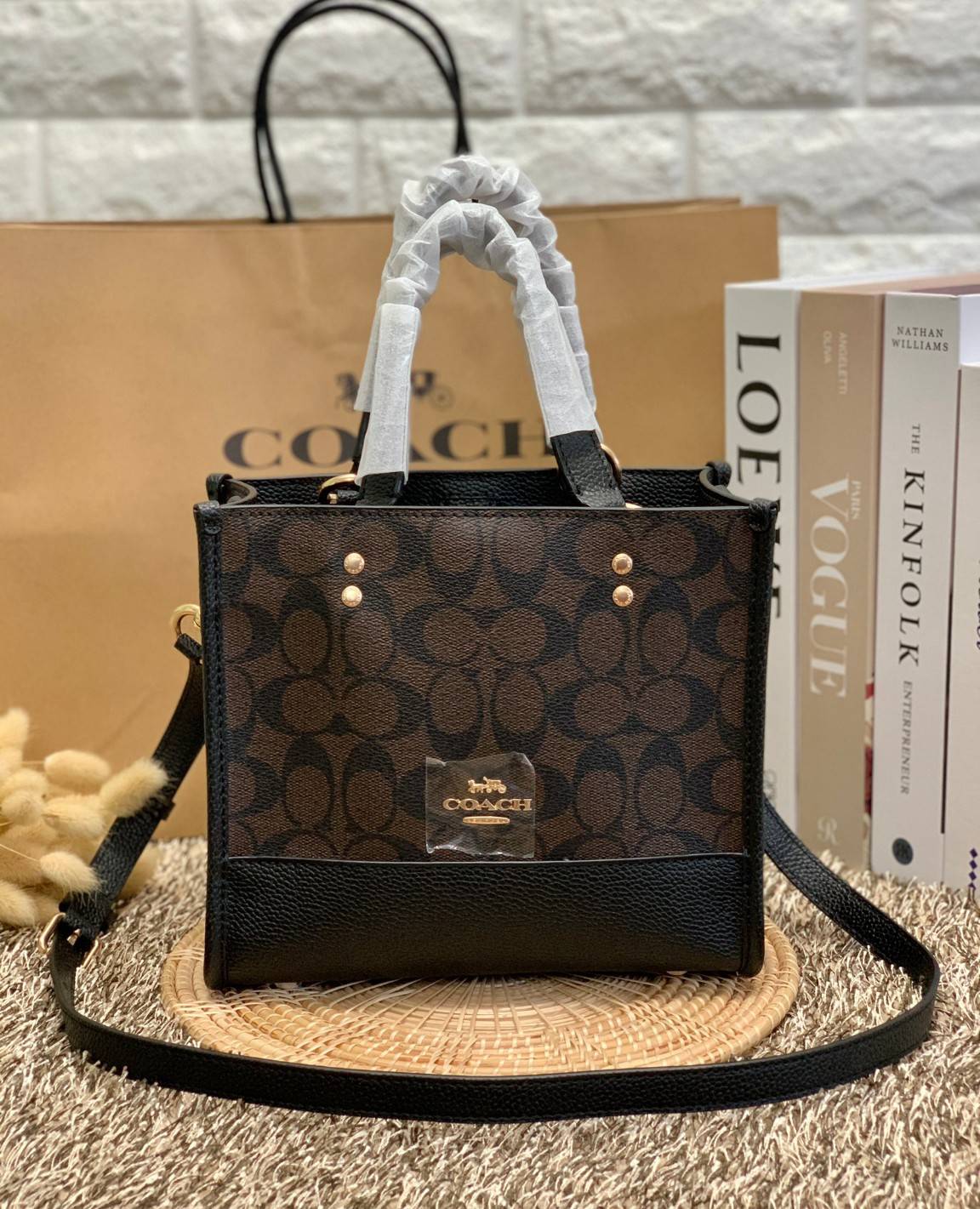 น่าใช้มากๆ สวยเกินราคาไปเลยจร้าา😘 COACH FIELD TOTE 22 SMALL BAG ((C5122)) พร้อมส่งความสวยที่ไทยค่ะ! กระเป๋าหิ้วหรือสะพายข้างได้ หนังแท้นิ่ม ใบจริงสวยมากๆเลยค่ะ ปากกระเป๋าแบบกระดุมแม่เหล็ก ภายในกว้างใส่ของจำเป็นของสาวๆได้เยอะเลย มีช่องซิปและช่องเล็