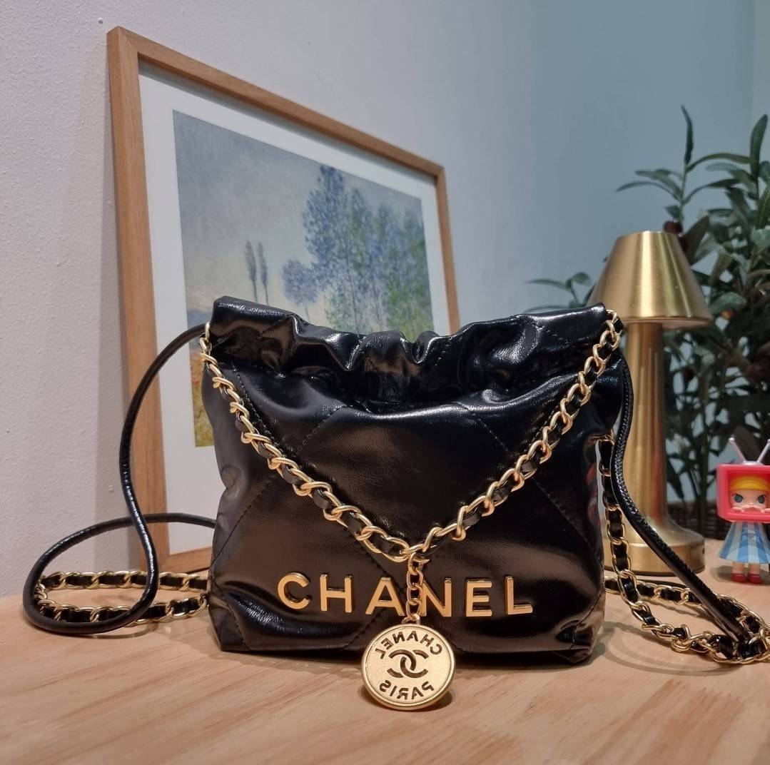 Chanel 22 mini bag / CHANEL 22 MINI HANDBAG พร้อมส่ง 4 สี กระเป๋าสะพาย ดีไซน์เรียบหรู โดดเด่นจากสายสะพายโซ่สีทอง และเหรียญโลโก้ ใช้ได้ง่ายๆไปเลยทุกโอกาส