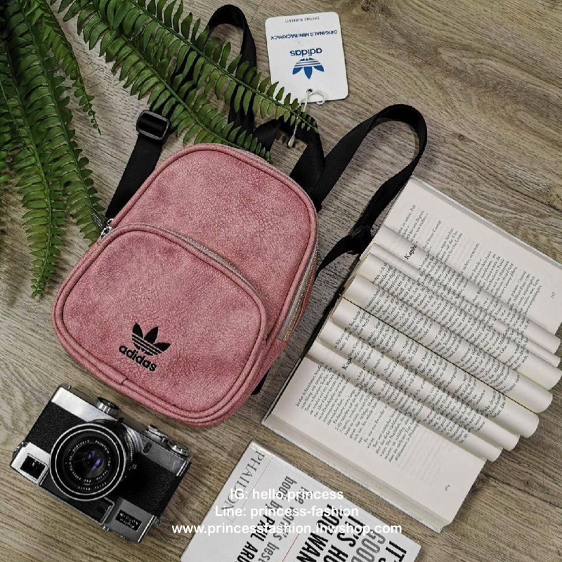ADIDAS MINI BAGPACK กระเป๋าเป้สไตล์ Sport ขนาดมินิ กำลังน่ารัก น้ำหนักเบา ด้านหน้ามีโล้โก้และช่องซิป เปิดปิดด้วยซิปสะดวกใช้หัวซิปแบรนด์ ภายในมีโลโก้และช่องใส่ของ มีหูจับถนัดมือ สายสะพายเลื่อนปรับระดับได้ freesize ไอเท็มใหม่ดีไซน์สุดฮิต พร้อมส่งที่ไทยในราค