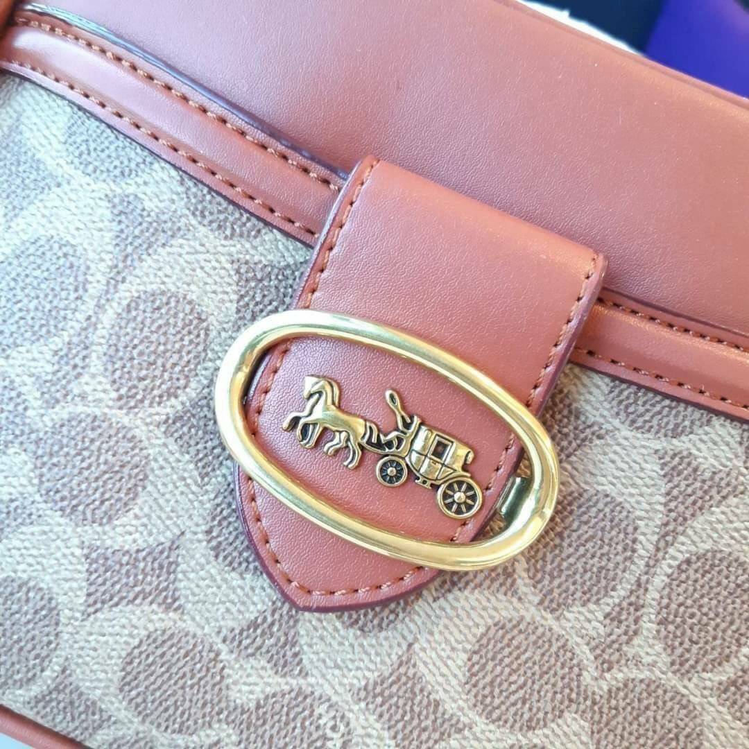 COACH 703 RILEY LUNCHBOX BAG IN SIGNATURE CANVAS กระเป๋า crossbody ทรงกล่องอยู่ทรง ดูแพง วัสดุหนังแคนวาสเคลือบลาย ตัดด้วยอะไหล่ทองเหลือง สวยเข้ากันสุดๆ!! มีช่องหลัก 2 ฝั่ง เปิด-ปิดด้วยซิป ใบนี้สะพายแล้วโดดเด่น ถ่ายรูปขึ้นกล้องแน่นอนจ้า Best item!!