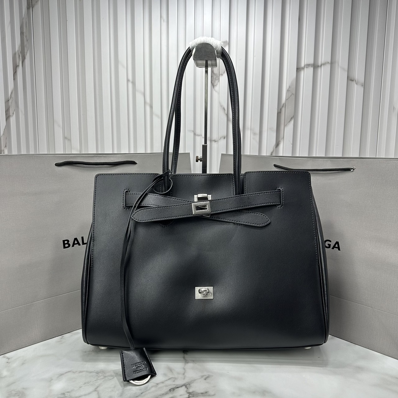 Balenciaga Bel Air Medium Carry All Bag / medium leather tote bag 35cm ที่สุดของไฮแบรนด์สุดไอคอนิค ด้วยกระเป๋าสะพายทรงโท้ทใบใหญ่ ดีไซส์เป็นเอกลักษณ์ งานหนังเต็มใบสวยมาก