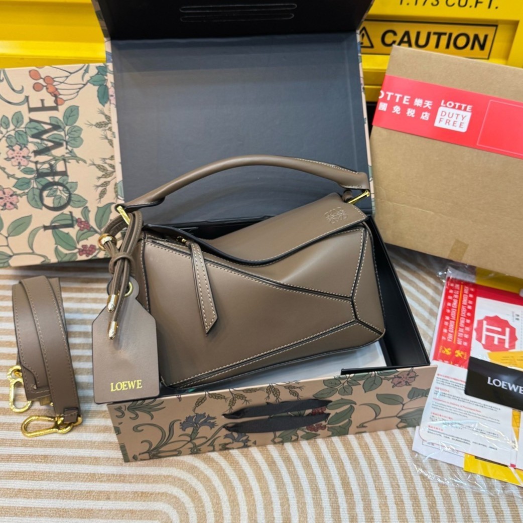 Loewe Puzzle bag กระเป๋าสะพายข้างทรงกล่อง สุดยอดแบรนด์ที่ดีไซน์เป็นเอกลักษณ์ โดดเด่น สวยหรู สไตล์พัซเซิลคลาสสิค