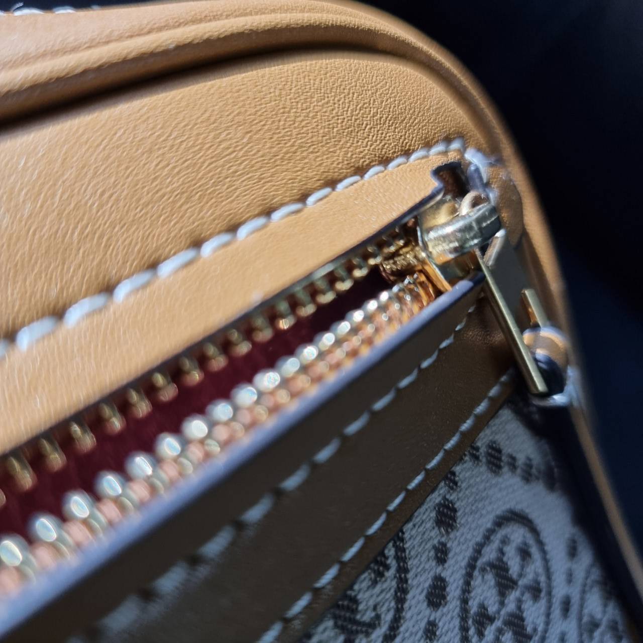 TORY BURCH T MONOGRAM JACQUARD CAMERA BAG ใหม่ล่าสุด ยังไม่เข้าช็อปไทยน้า จัดมาให้สวยเลิศก่อนใคร!! สี hazel ใหม่ หรู ผู้ดีมากๆ กระเป๋าสะพายข้างทรงกล่อง ใช้งานง่าย วัสดุ jacquard woven สลับหนังแท้ มีซิปเปิดปิดด้านหน้า และช่องหลัก ดีไซน์ออกมาให้ดูคลาสสิควิน