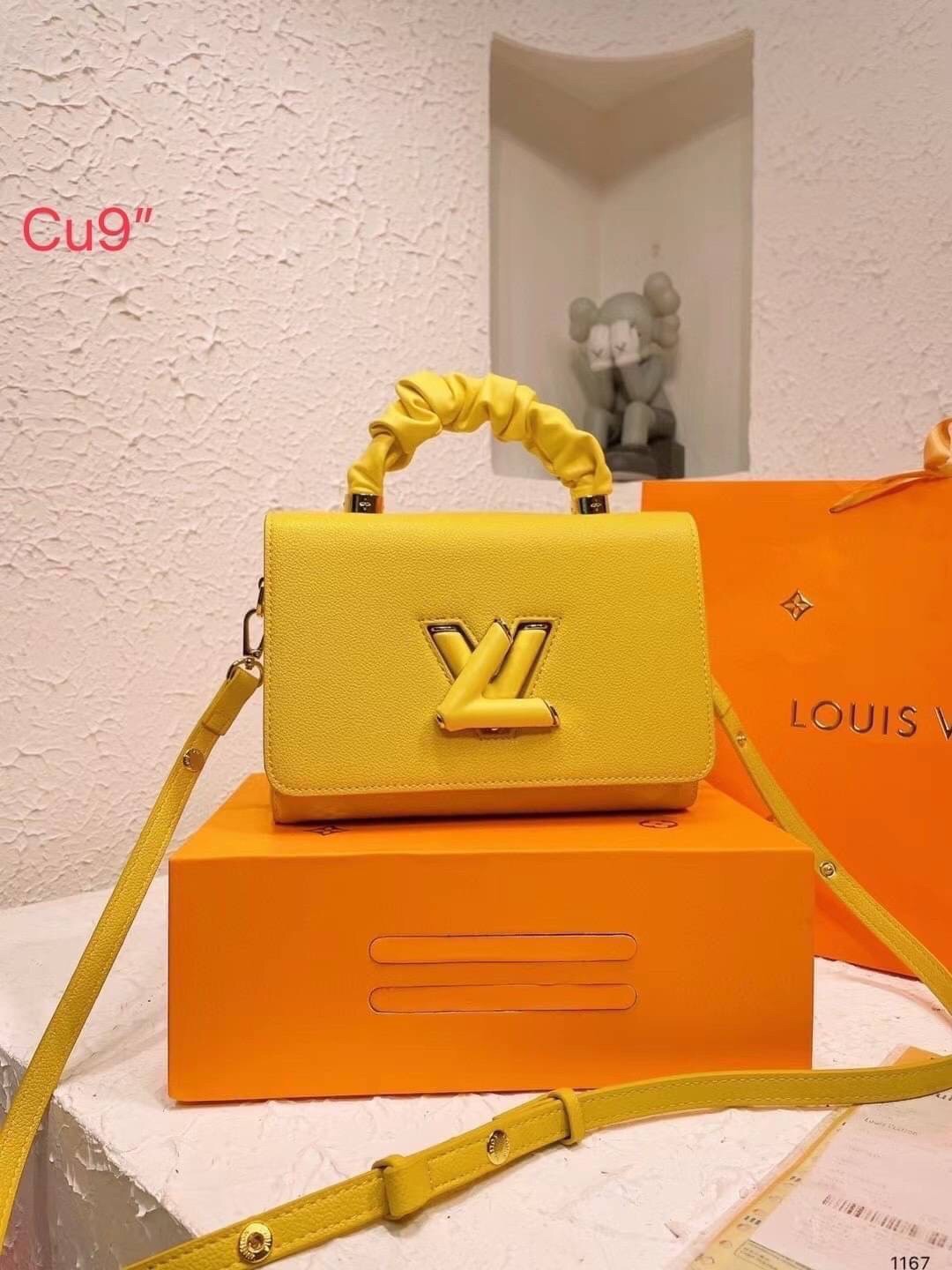 LV TWIST top handle ที่สุดของความสวยในราคาเบาๆ กระเป๋าถือสุดหรู ดีไซน์ทรงคลาสสิค ดีงามม้ากกกก!! มาพร้อมหูจับในตัว ด้วยรูปทรงวินเทจ พร้อมส่งครบ box set ในราคาที่คุ้มที่สุด จัดเถอะค่า ยืนยันว่าสวยคุ้ม!!