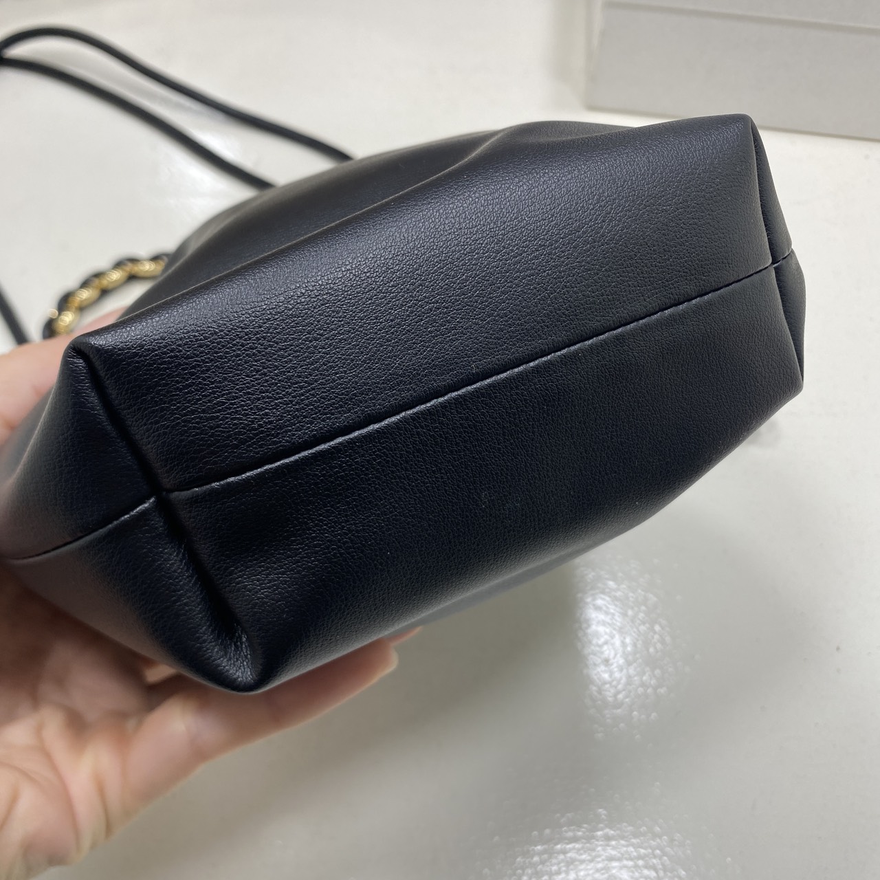 ORI หนังแท้ | LOEWE Mini Flamenco purse in mellow nappa leather / Loewe Bucket Bag กระเป๋าสะพายทรงบัคเก็ตไซส์มินิ หนังเรียบสวยหรู เรียบง่าย หนังแท้ผิวสัมผัสนุ่มมือ น้ำหนักเบาและนุ่มสบาย ดีไซน์จับจีบ เชือกผูกแบบปมโบราณ และสายโซ่รูปโดนัท