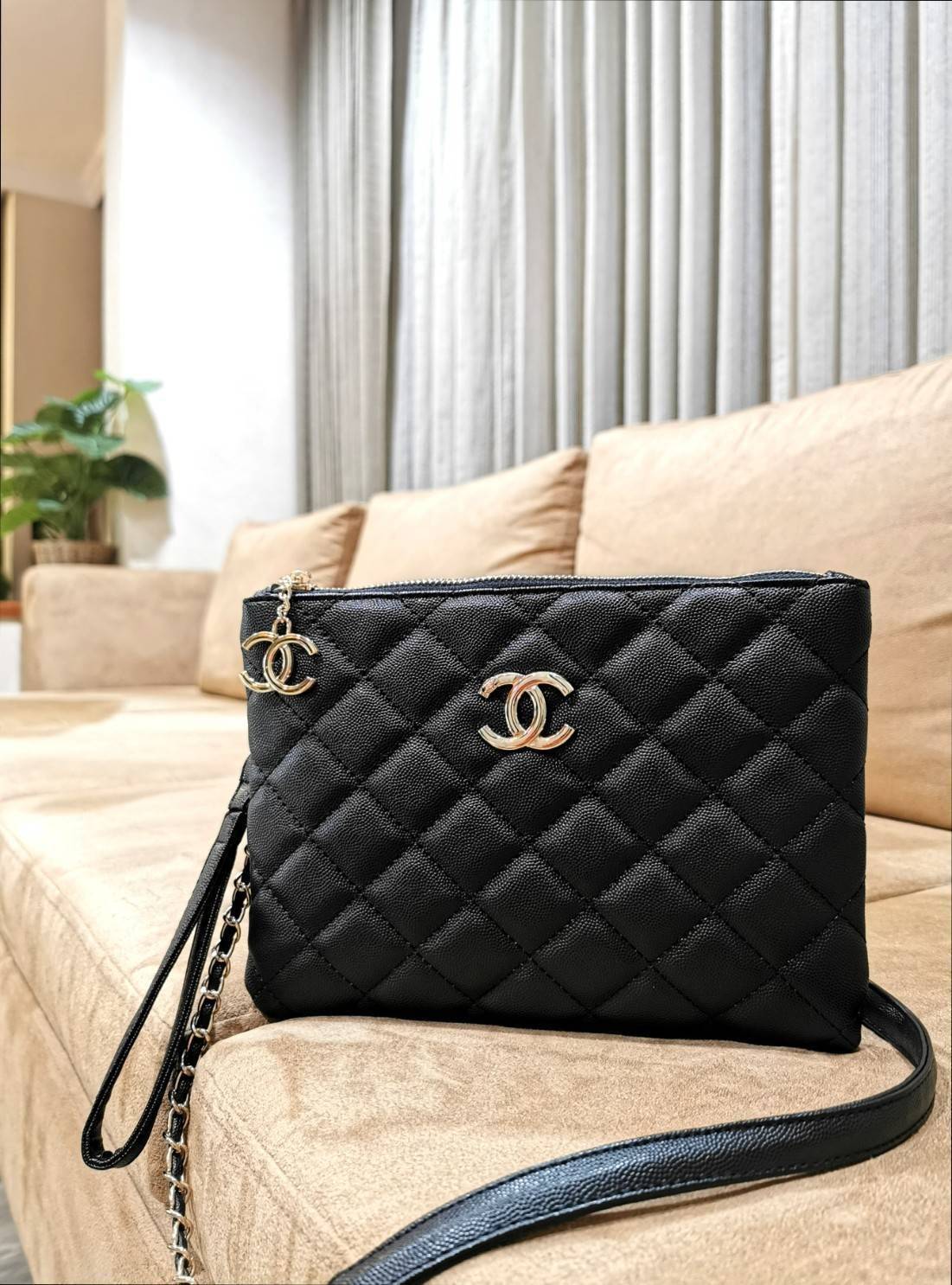 Chanel Crossbody Bag VIP Gift With Purchase (GWP) กระเป๋าสะพายพรีเมี่ยมกิ้ฟจาก Chanel Cosmetic Counter DutyFree วัสดุหนังคาเวียร์สวยหรูเปิดปิดด้วยซิปโลโก้แบรนด์สีทองสะดวกใช้ ด้านหน้ามีโลโก้ ด้านหลังมีช่องใส่ของ ภายในมีช่องซิป ใส่มือถือ ธนบัตร เครื่องสำอาง