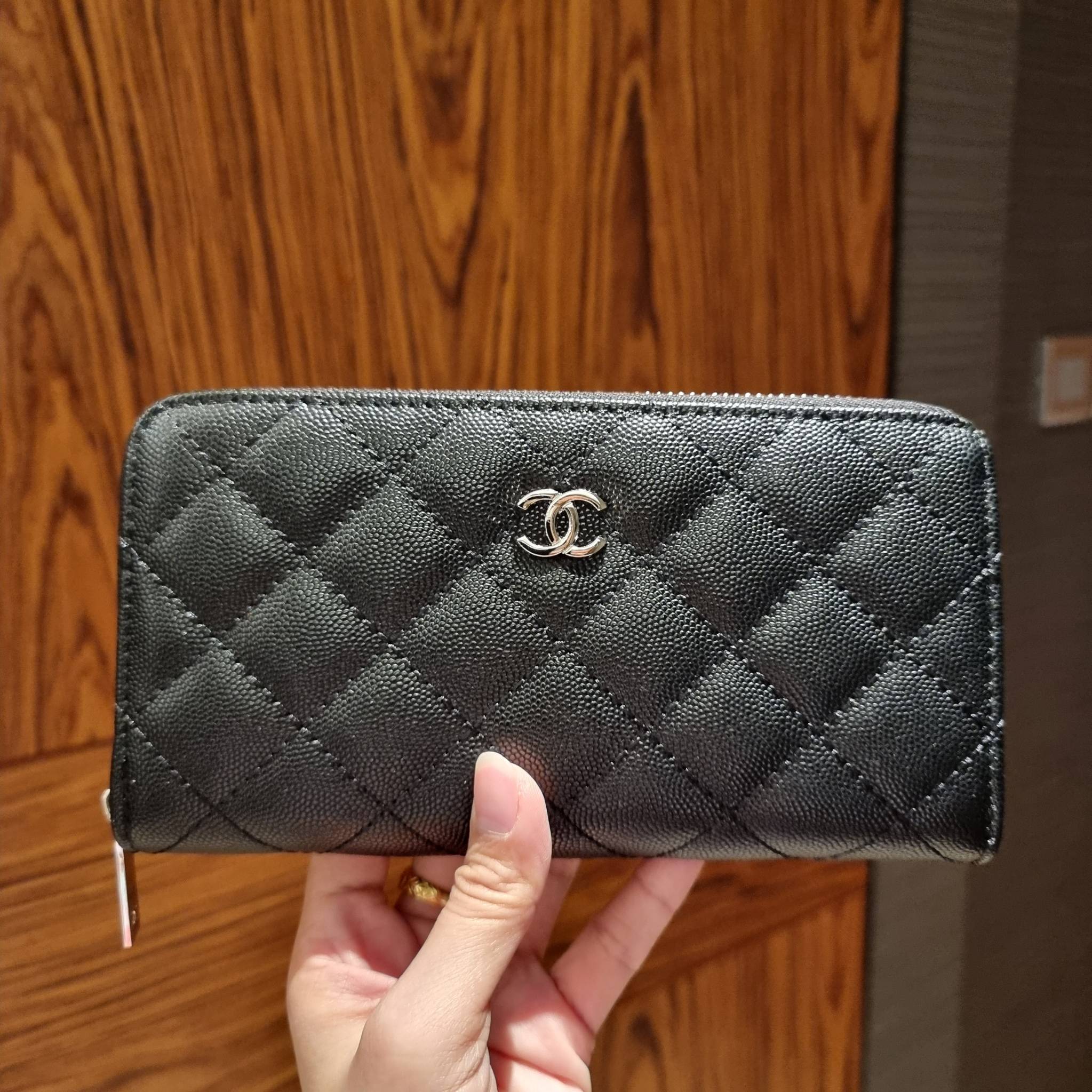 VIP 】กระเป๋าสตางค์ใบยาวรุ่นซิปรอบ สวยรับทรัพย์จาก Chanel วัสดุหนังลายคาร์เวีย ใช้แล้วขับผิวสุดๆ เปิด-ปิดด้วยซิปรูดรอบใบ ใช้งานง่าย ภายในกระเป๋ามีช่องใส่บัตรได้ ใส่ธนบัตรหรือเหรียญได้ มีช่องซิปแยกอีกหนึ่งช่อง ดีไซน์เรียบหรูแบบนี้ สาวๆห้ามพลาดกันน้า!! ซื้อใ