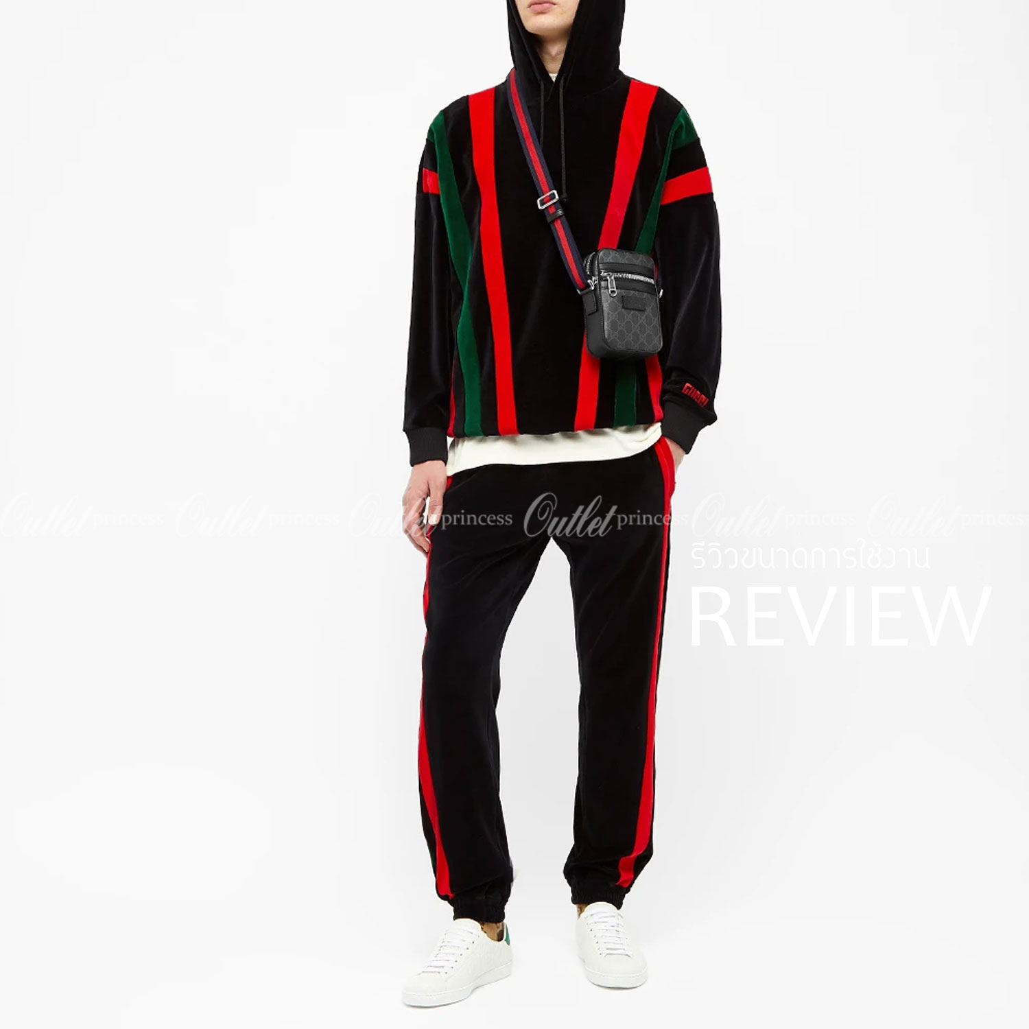 VIP GIFT 】หนังแท้ GUCCI GG Black messenger Crossbody ขนาดเล็ก ทรงแนวตั้ง มีช่องให้ใส่ของได้อยู่ 2 ช่อง เป็นซิบรูดเปิดปิดด้านบน และด้านหน้า โดดเด่นด้วยลวดลายกระเป๋าที่ ใช้ตัวโลโก้ของ GUCCI มาทำเป็นแพทเทิร์น ซึ่งกระเป๋าแต่ละใบอาจมีตำแหน่งที่แตกต่างกัน แปะตั