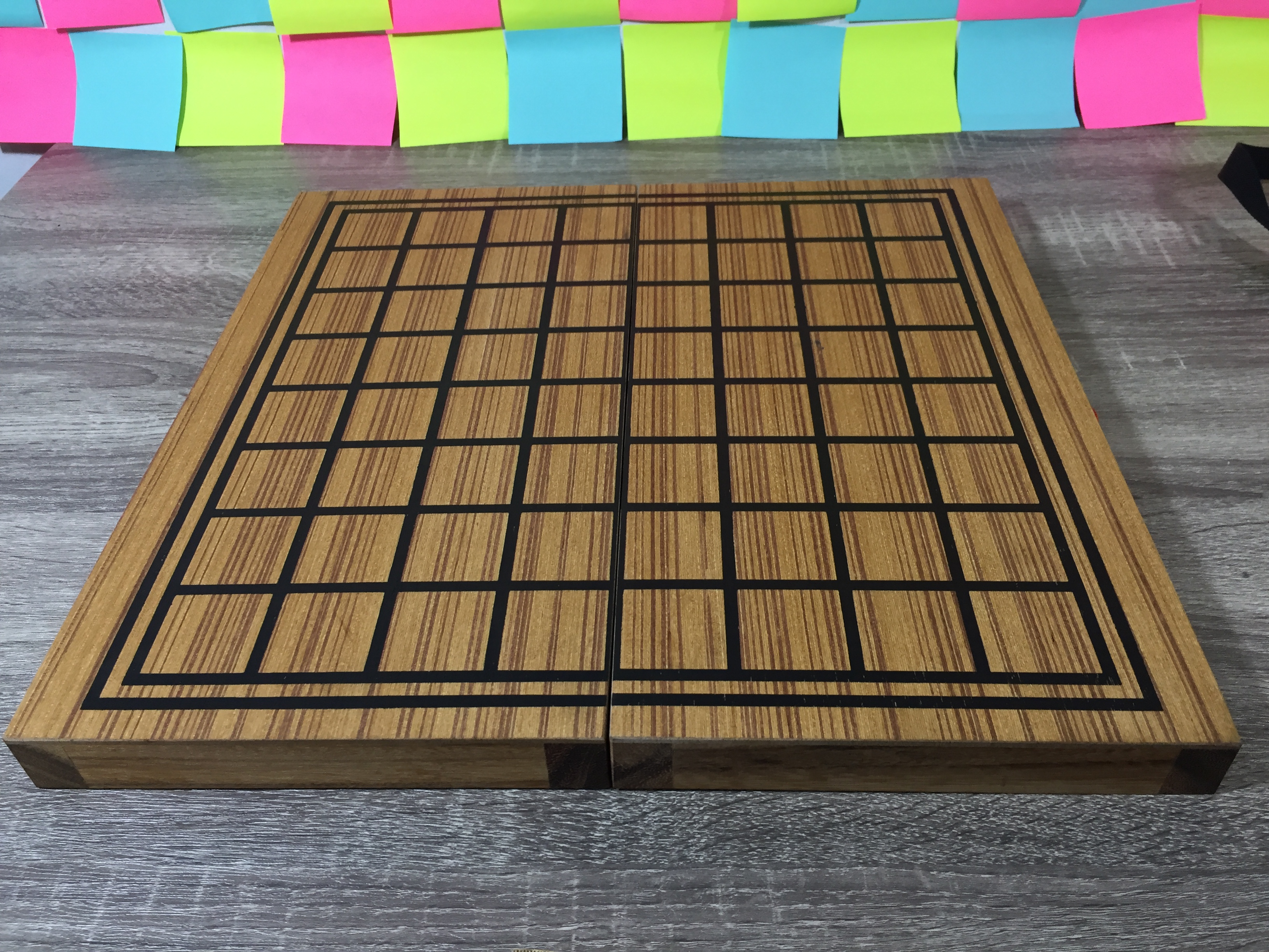 ชุดหมากรุกไทยพลาสติกสีดำและสีขาวพร้อมกระดานไม้