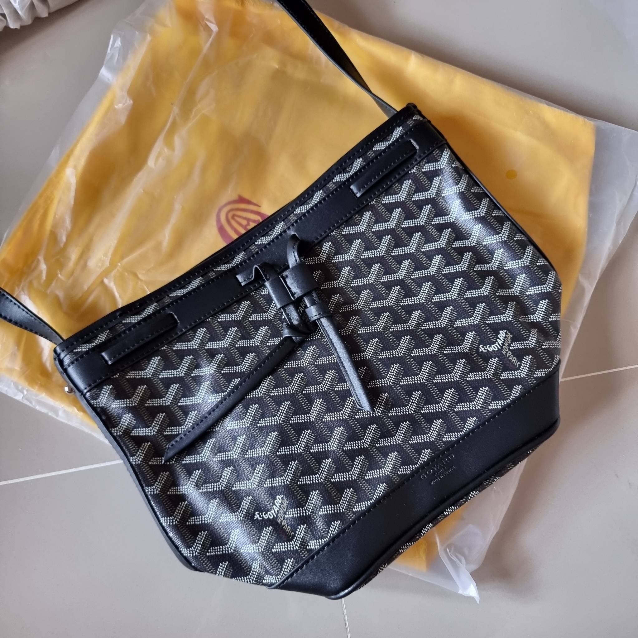GOYARD PETITE FLOT BUCKET BAG กระเป๋าสะพายทรงบัคเก็ต ที่ดีไซน์สะดวกต่อชีวิตมาก รูปทรงคลาสสิค ดีไซน์เป็นเอกลักษณ์ สดใสทุกสี ดูผู้ดีในตัว วัสดุหนังแคนวาสพิมพ์ลายสวยคม ปากกระเป๋ารูดเปิด-ปิดได้ตามชอบ ภายในเป็นช่องโล่ง ใส่กระเป๋าสตางค์ มือถือ ได้ครบถ้วน มาพร้อ