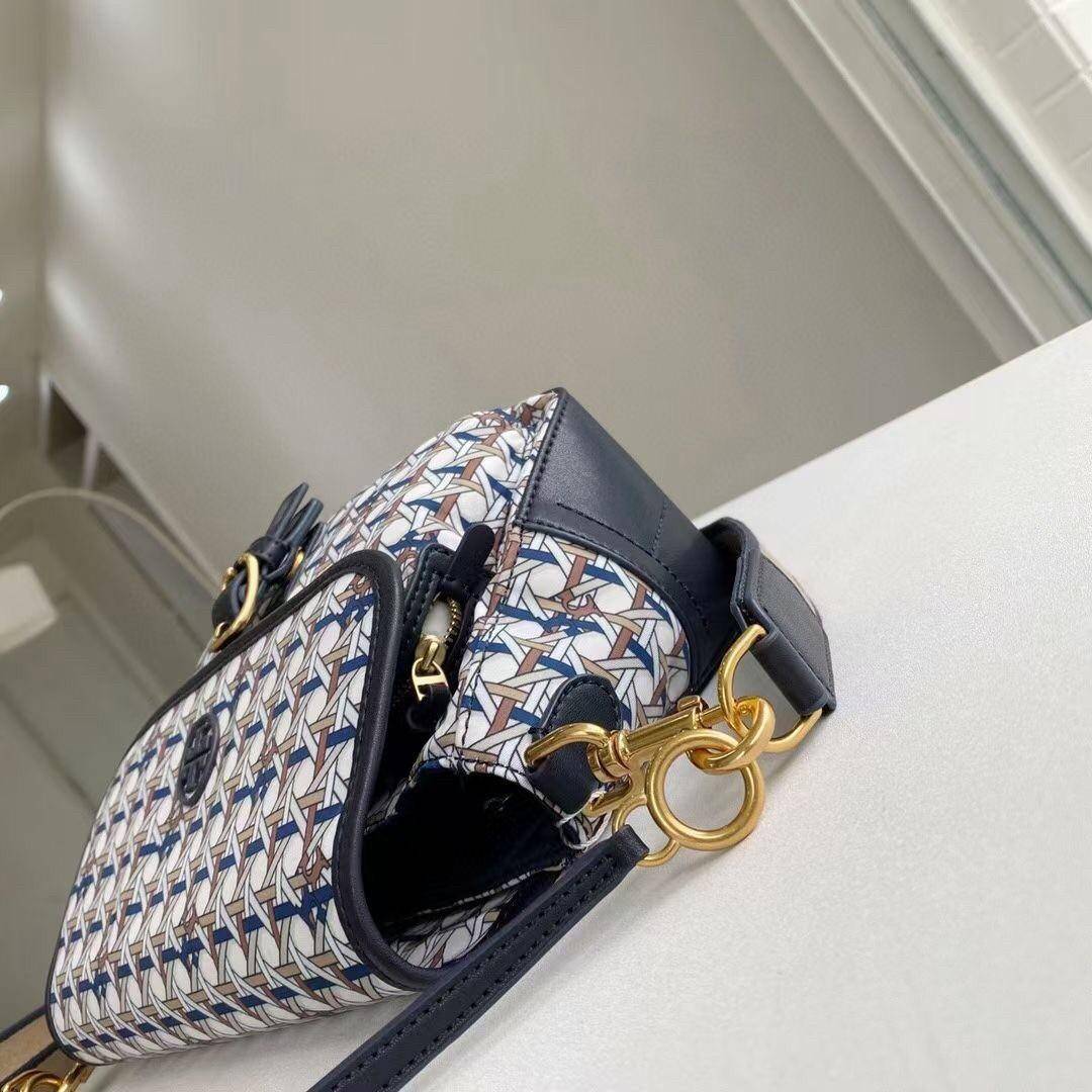 ของแท้ 💯% 】Tory Piper Printed Crossbody 80486 กระเป๋าถือ สะพายข้างหรือ Crossbody ได้ วัสดุผ้า nylon ด้านในโล่งมี1ช่องซิป และ1ช่องใส่ของจุกจิก ซับในผ้าสวยหรู