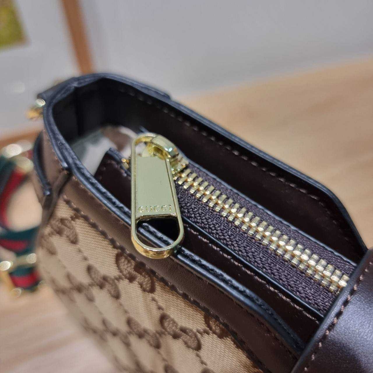 Gucci moon side mini shoulder bag สวยย้อนยุค y2k กำลังมาแรง กับอีกหนึ่งไอเท็มสุดจึ้ง ด้วยขนาดที่กำลังพอดี ดีไซน์คลาสสิคลัคชู ดูผู้ดี สวยแบบน้อยแต่มาก