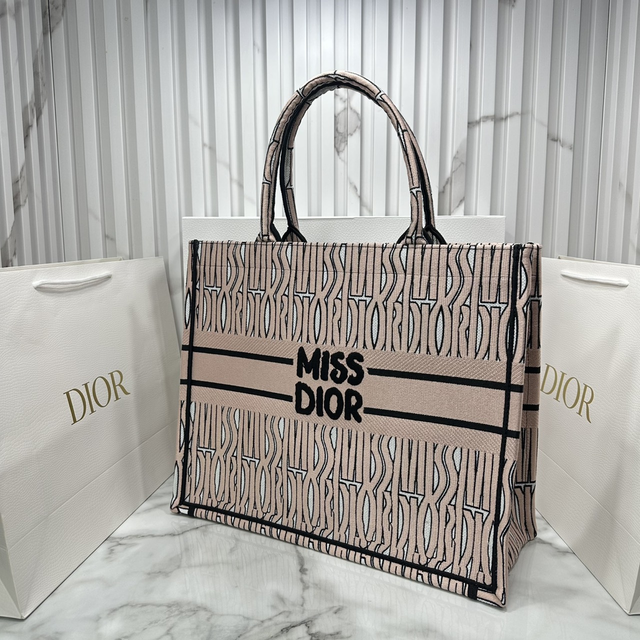 ORI หนังแท้ | Dior Miss Dior Allover Book Tote Handbag 16" กระเป๋าทรงโท้ทคอลใหม่ ดีไซน์ลวดลายกราฟฟิกสวยงามและหรูหราโดดเด่นไม่เหมือนใคร