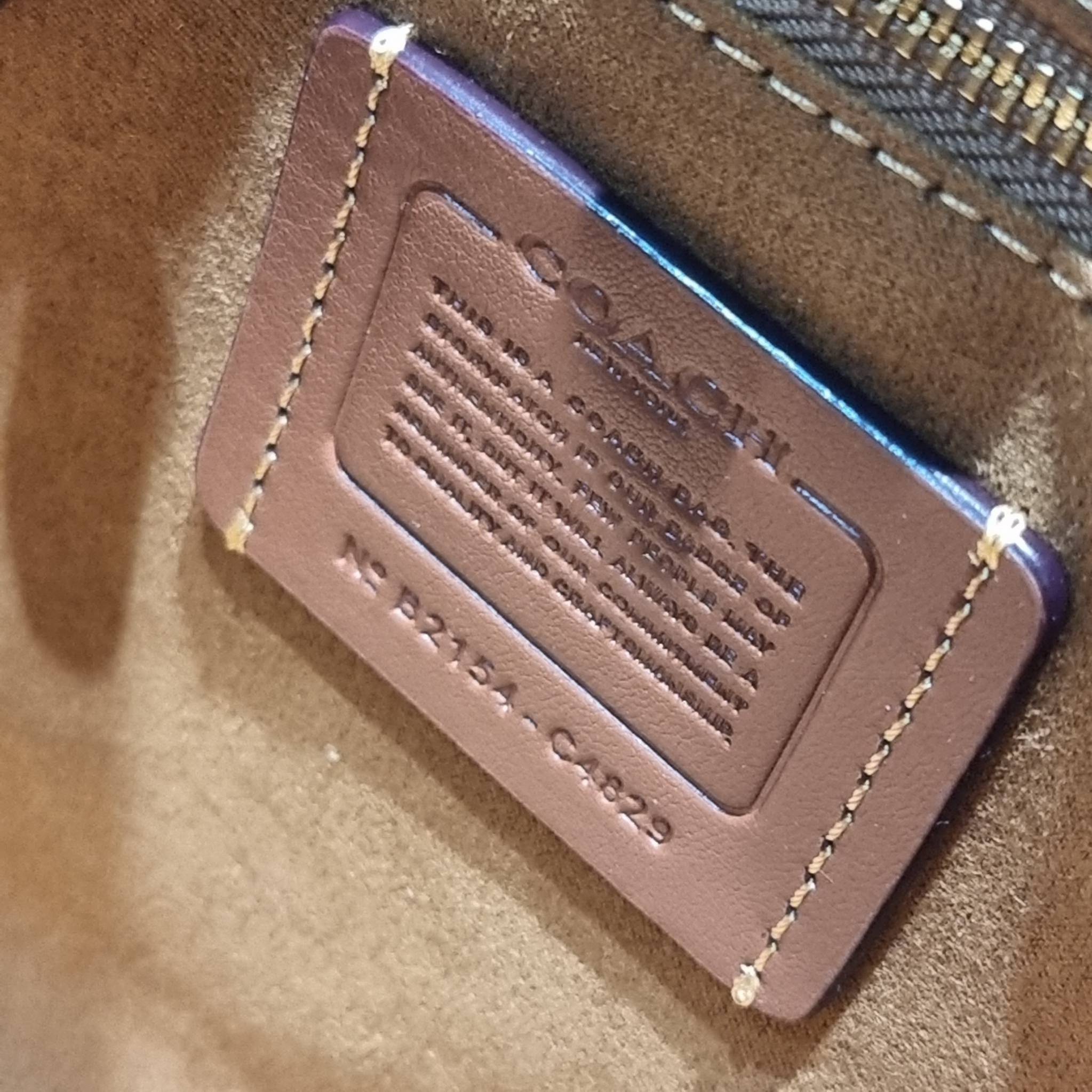 COACH C4829 FIELD TOTE 22 IN SIGNATURE LEATHER คอลเลคชั่นสุดหรู กับกระเป๋าทรงโท้ท ไซส์กำลังสวย ดีเทลหนังปั๊มเต็มใบ สีโทนผู้ดีม้าก บวกกับสายสะพายสีตัดกับกระเป๋า เพิ่มมูลค่าไปอีก ทำให้ไอเท็มนี้ดึงดูดทุกสายตา