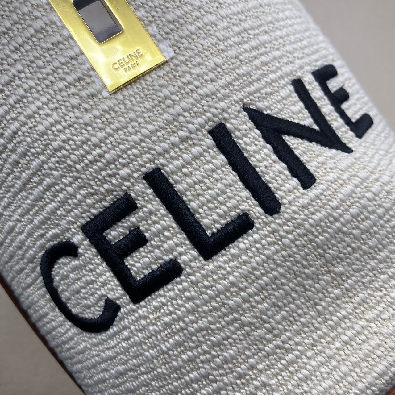 CELINE BUCKET 16 BAG วัสดุ Textile Canvas & CalfSkin ดีไซน์ทรง Bucket ขนาดเล็กน่ารักกำลังดี เนื้อหนาแข็งแรง ภายในกว้าง มาพร้อมหูหิ้วหนังและสายสะพายหนังยาวอะไหล่แบรนด์สีทองสุดหรู