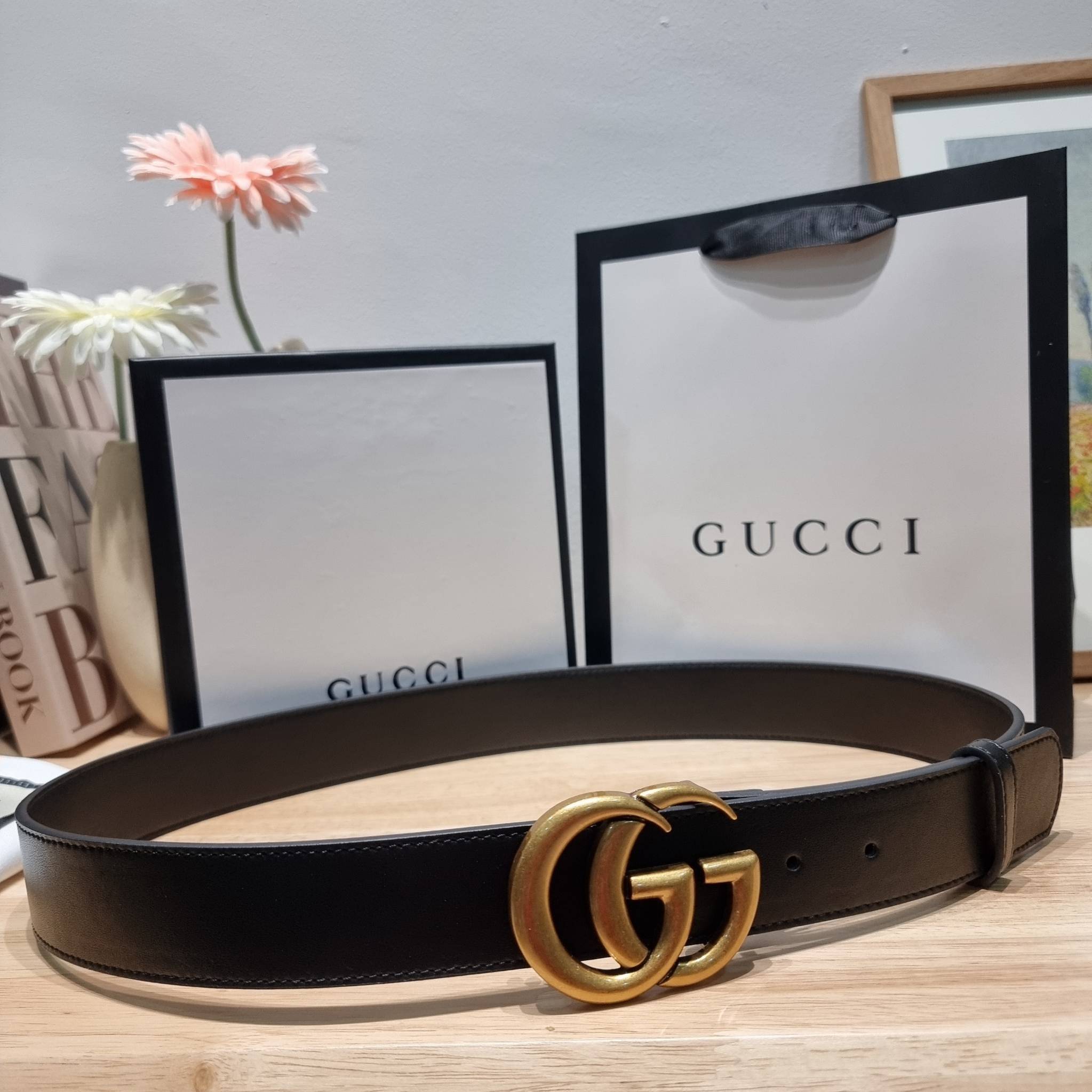 GUCCI BELT / GG belt 3.5cm เข็มขัดสีดำสุดคลาสสิค รุ่นโลโก้ ใหญ่ เรียบง่าย ผู้ดี เป็นซิกเนเจอร์ ด้วยดีไซน์ double buckle อะไหล่สีทองวินเทจ ทำให้ใช้งานเป็น everyday use ได้เลย วัสดุหนังสวย พร้อมออริจินัล box ที่สุดของการคอมพลีทลุทด้วยเข็มขัดเส้นนี้เส้นเดียว
