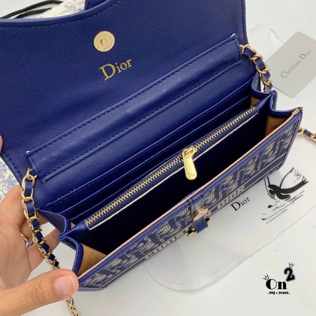 DIOR LONG WALLET WITH CHAIN MONOGRAM / DIOR WALLET กระเป๋าสตางค์ใบยาวพร้อมสายสะพายโซ่อะไหล่ทองสลับหนัง ขนาดกำลังน่ารัก เป็นเอกลักษณ์ของความหรู วัสดุแคนวาสแท้และผ้า Jacquard อย่างดี ผสมผสานความสง่างามและคลาสสิกที่เข้ากับยุคสมัย ด้านหน้าโดดเด่นด้วยซิกเนเจอร