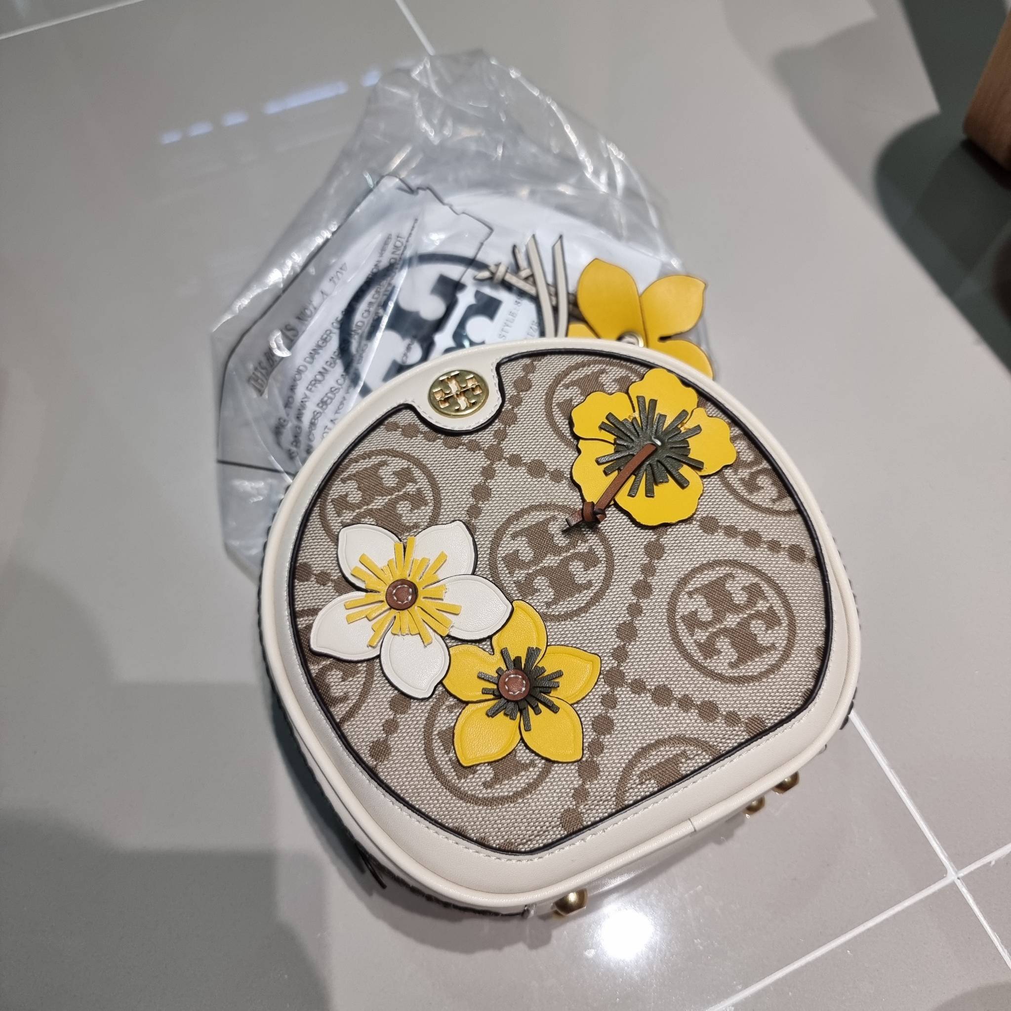 TORY BURCH T MONOGRAM FLORAL MOON CROSSBODY BAG คอลเลคชั่นใหม่ น่ารักให้ใจไปเลย กับประเป๋าสะพายทรงสวย ดีไซน์ใหม่ล่าสุด สไตล์งานคราฟ มีลูกเล่นประดับดอกไม้