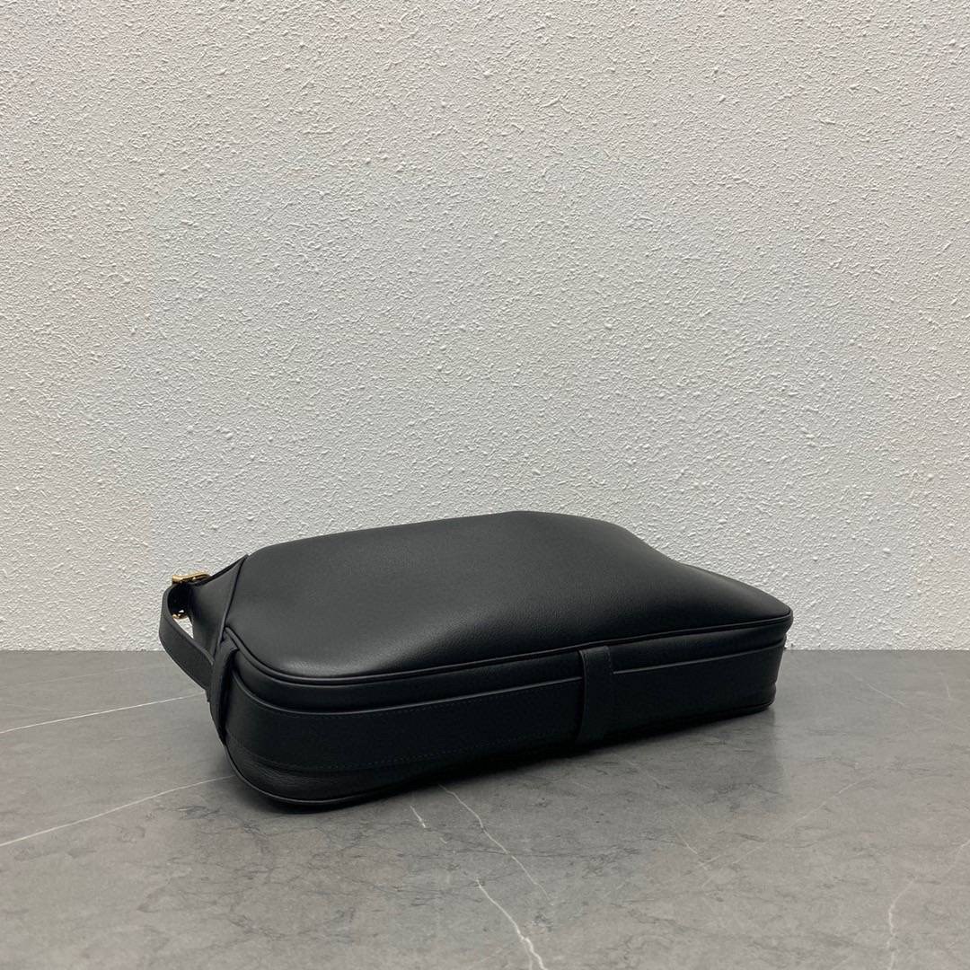 ทรงยอดฮิตที่สุด **หนังนิ่มมือมาก กับ CELINE ROMY VIP GIFT WITH PURCHASE (GWP) กระเป๋าสะพายไหล่ทรงเป็กเอกลักษณ์ เปิดปิดด้วยซิป จุของได้เยอะคะ Ipad mini เครื่องสำอางค์ เหมาะสำหรับสาวๆ มากคะด้วยน้ำหนักที่เบาและใช้ได้หลายลุค มาพร้อมสายสะพาย2แบบ(ถอดเปลี่ยนได้)