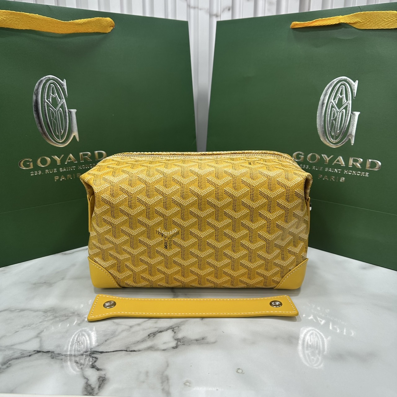 ORI หนังแท้ | Goyard Bowling 25 Toiletry Bag / Goyard Pouch กระเป๋าทรงพอช พร้อมสายถือจับถนัดมือใช้งานง่ายกะทัดรัด ตอบโจทย์ความเรียบง่ายแต่คลาสสิก ใช้ได้ทั้งชายหญิง หรูหรา ติดแกรมที่สุด เป็นรุ่นตามหา ที่ตอนนี้มีพร้อมส่งแล้วค่า