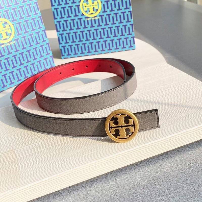 Tory burch reversible leather belt เข็มขัดที่แสนจะธรรมดา ราคาจับต้องได้ แต่คุณภาพคับเส้น เพราะไม่ว่าจะเป็นดีไซน์ที่สวยงามแบบเรียบหรูดูแพง อีกทั้งใช้งานได้ทั้งสองด้าน จึงทำให้ใช้สวมใส่ได้หลากหลายโอกาส