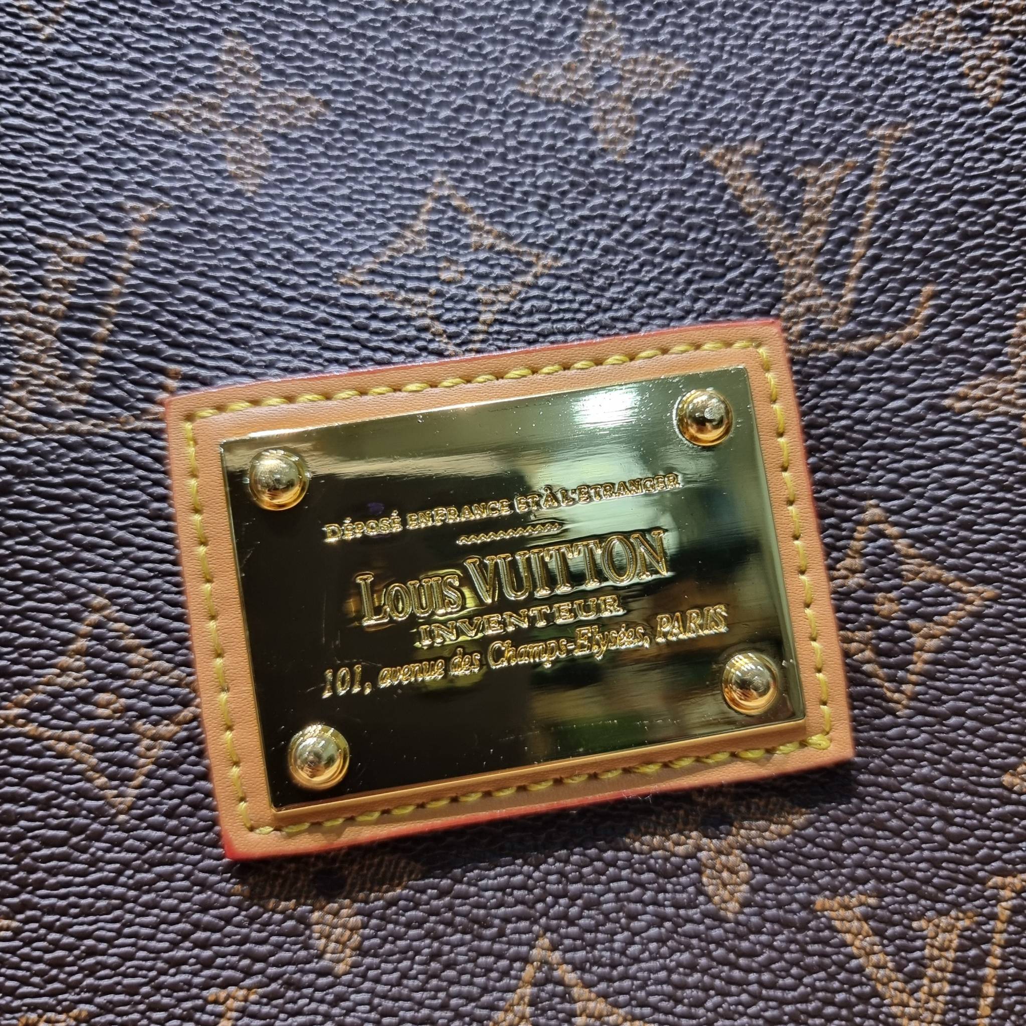 LV INVENTEUR MONOGRAM BAG รุ่นหายากสุดคลาสสิค กับกระเป๋าสะพายข้างดีไซน์วินเทจ ย้อนยุค มีดีเทลความหรูด้วยแผ่นเพลทสีทอง สายสะพายในตัวใช้งานได้คล่องตัว