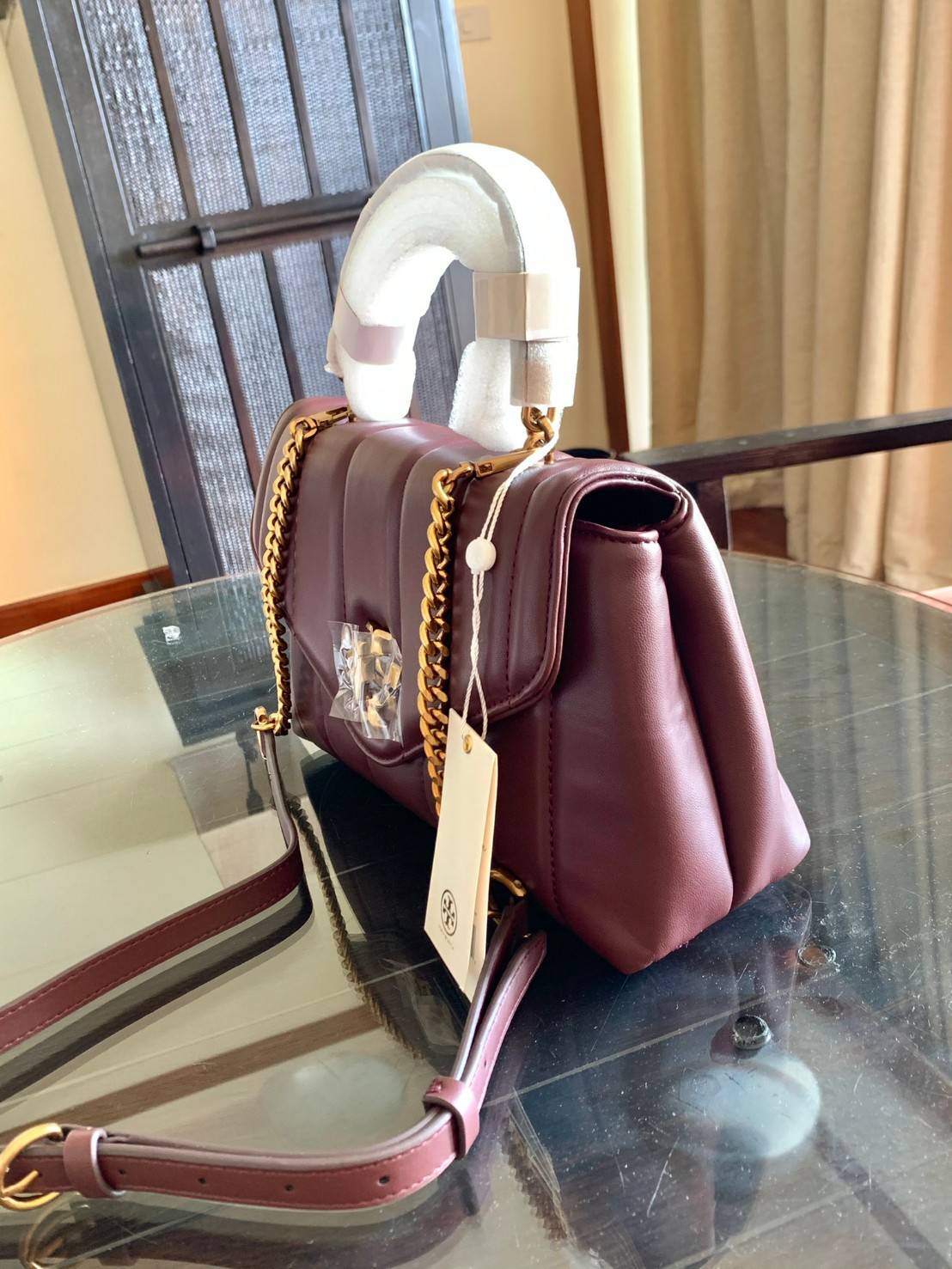 TORY BURCH KIRA QUILTED SMALL BAG พร้อมส่งที่ไทย ไม่ผิดหวังแน่นอนค่ะ! กระเป๋าหิ้วหรือสะพายข้างได้ วัสดุหนังแกะแท้ทั้งใบ ((หนังแกะจะมีคุณภาพดีเงานิ่มและแพงกว่าหนังวัวจ้า)) หนังนิ่มสวยงามมากๆค่ะ เปิดปิดกระเป๋าแบบหมุนล็อคแบบโลโก้แบรนด์ ใช้อะไหล่คลาสสิคดูหรูเ