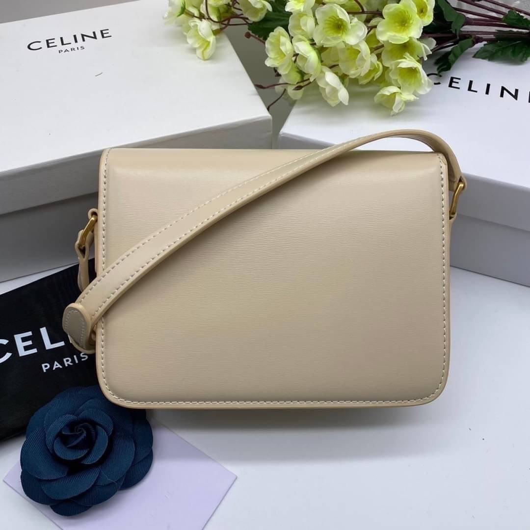TEEN 18cm : CELINE TEEN TRIOMPHE BAG IN SHINY CALFSKIN / Celine Triomphe Bag / Celine Bag พร้อมส่ง 7 สี เกรดออริ 1:1 กระเป๋าแบรนด์หรูที่ควรมีแห่งปี รูปทรงสี่เหลี่ยมรุ่นฮอตฮิตของเหล่าดาราและเซเลบทั้งหลาย ดีไซต์เรียบหรู
