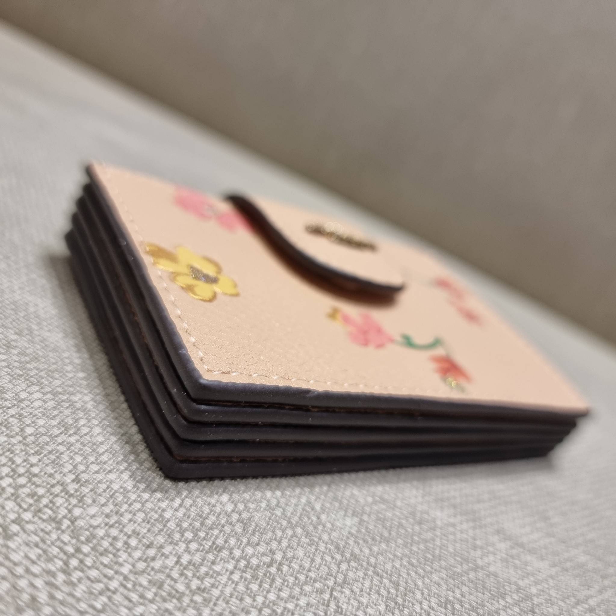 COACH C8325 ACCORDION CARD CASE WITH DREAMY LAND FLORAL PRINT ไอเท็มที่ทำใจฟูจัดเลยจ้า กับกระเป๋าถนอมบัตร ที่สาวๆตามหา ดีไซน์ลวดลายน่ารักมากๆ ขนาดกะทัดรัด พกพาสะดวก วัสดุหนัง pepble ภายในเป็นช่องใส่บัตรได้หลายใบ เหมาะมากสำหรับใครที่มองหากระเป๋าแบ่งสัดส่วน