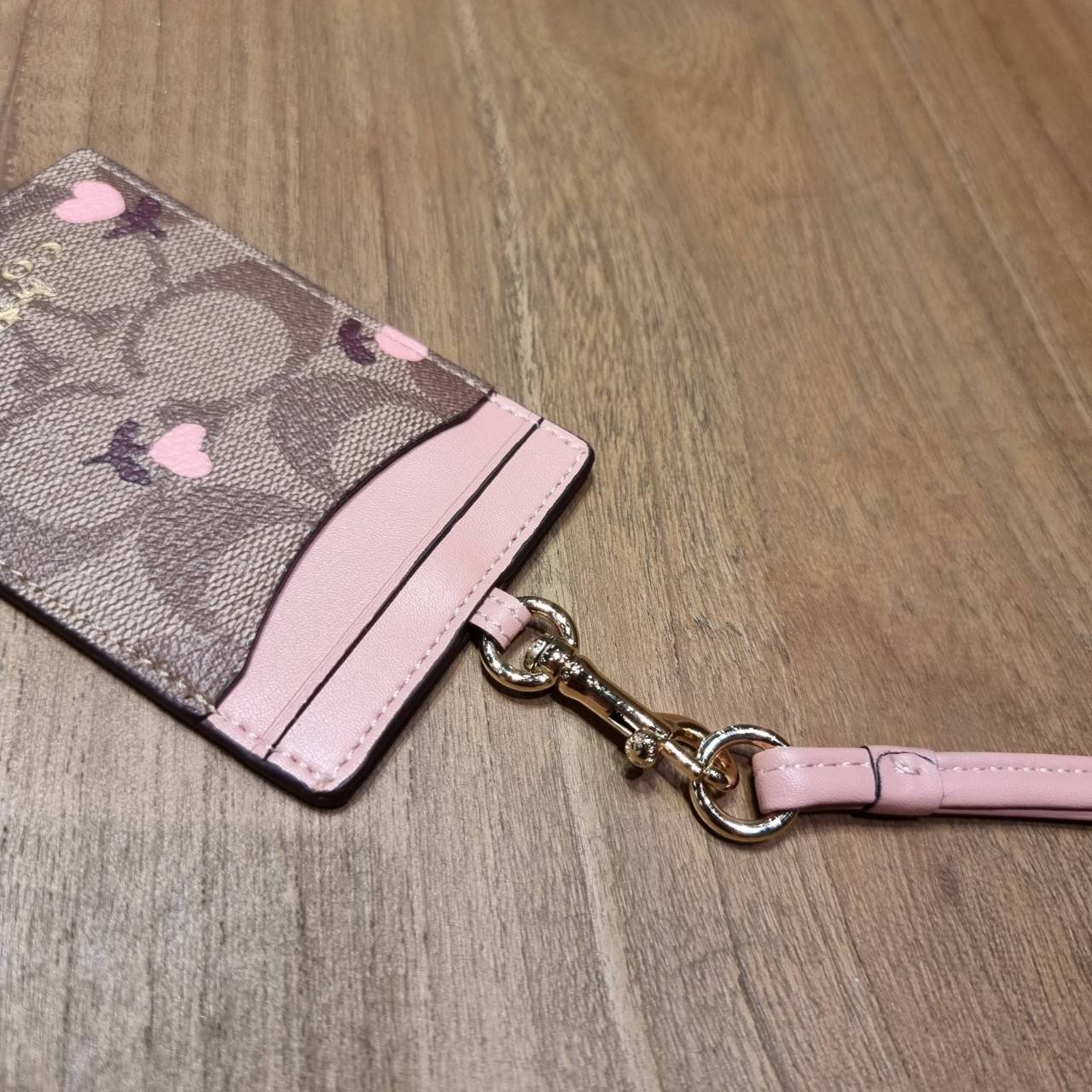 COACH C3305 ID LANYARD IN COLORBLOCK SIGNATURE CANVAS ง่ายๆแบบไม่ธรรมดา!! คลาสสิคแต่มีดีเทลโดดเด่น!! กระเป๋าถนอมบัตร พร้อมสายคล้องคอ ดีไซน์ลวดลายสวย ดูดีทุกแบบ ใช้งานง่าย พกพาสะดวก จะใส่บัตรพนักงาน บัตรเครดิต บัตรปชช. ใบขับขี่ และบัตรอื่นๆที่อยากจะใส่!! ต