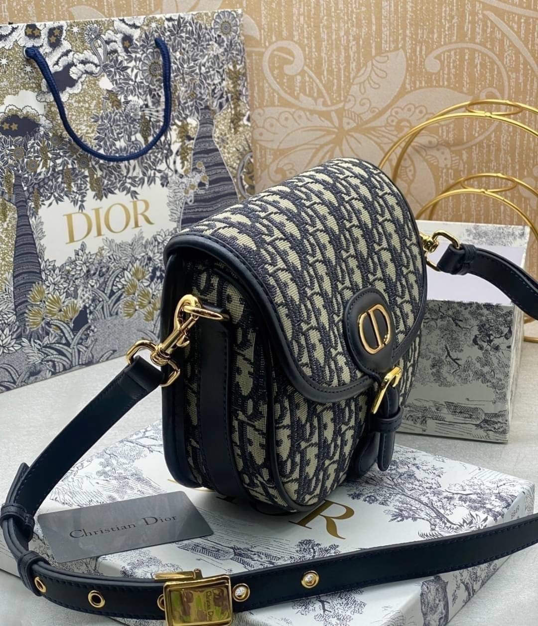 Dior Bobby Medium Bag Dior Oblique jacquard fabric in blue กระเป๋าสะพายทรงโฮโบรุ่นยอดนิยม คลาสสิคสุดหรู ด้วยเส้นสายที่ประณีตและสัดส่วนที่กลมกลืนลงตัวอย่างสวยงาม เกรดท็อปออริ ใช้งานต่างประเทศได้