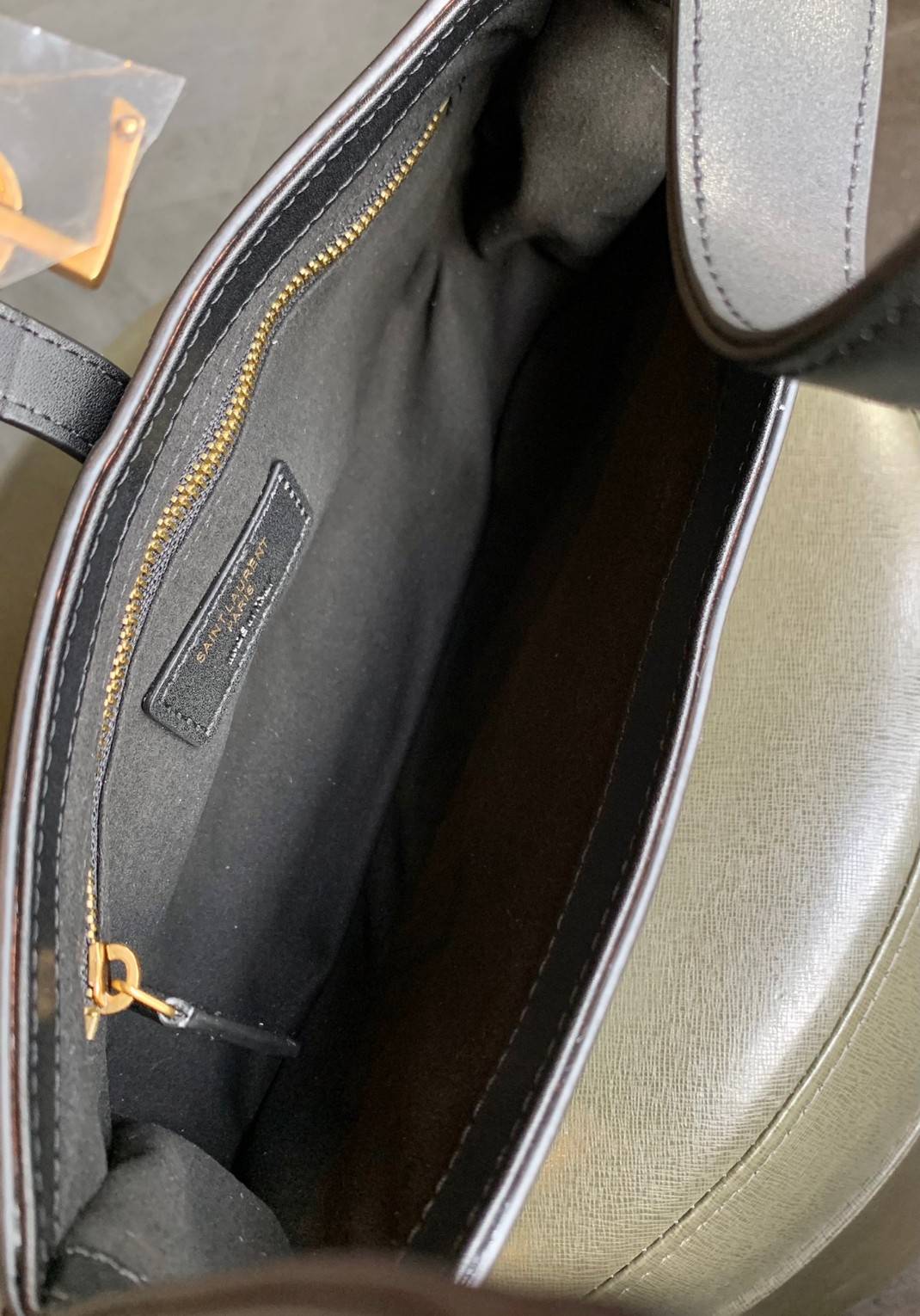 สวยสะกดทุกสายตา แรกเห็นก็หลงรักแล้วจ้าา VIP YSL Le 5 à 7 mini leather shoulder bag / YSL HOBO BAG กระเป๋าที่ดูหรู และคลาสสิคมากๆ ในตอนนี้ หนังแท้อย่างดี สัมผัสแล้วรู้สึกถึงความนิ่มของหนังเลยค่ะ