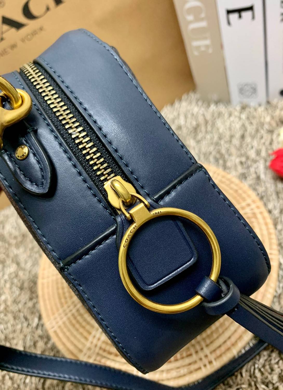 สินค้าขายดี พร้อมสีใหม่ 3สี ในไทยยังไม่มีค่ะ !! COACH SIGNATURE CROSSBODY BOX BAG ((F31208)) กระเป๋าสะพายวัสดุหนังแท้ จาก coach factory outlet หนังนิ่ม ทรงสวย ตัวกระเป๋าลายแบรนด์ ตัดขอบหนังเรียบได้สวยงามค่ะ ด้านหน้า-หลัง มีช่องสำหรับใส่ของ เปิดปิดกระเป๋าแ