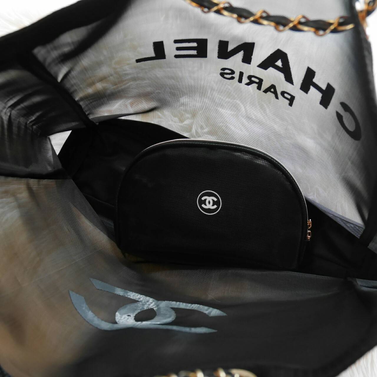 SET คู่สุดคุ้มมม ---- ซื้อ1ได้ถึง2 !!! ---- Chanel Shopping Ribbin bag With Chain With + Cosmetic Pouch กระเป๋าสะพายใบใหญ่ทรง Shopping พร้อมกระเป๋าใส่เครื่องสำอางค์ ใบเล็ก จากงานพรีเมี่ยมกิ้ฟของแท้นำเข้าจาก Chanel Perfume Counter ใบใหญ่วัสดุ Nylon โปร่ง *