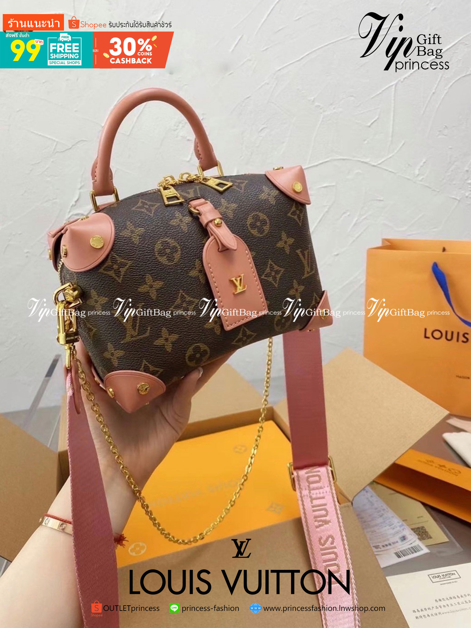 VIP 】LV Louis Vuitton Petite Malle Souple Bag กระเป๋าสะพายทรงหมอนมินิสวยน่าใช้มากค่ะ ขนาดกำลังน่ารักเลยค่ะ ภายในโล่งกว้าง ใส่ของได้เยอะน้าา งานซิปกลางเก็บของได้อย่างมิดชิด หนังลายโมโนแกรม มาพร้อมสายสะพายยาว 2 สาย ถอดออกถือได้ ไอเท็มน่ารักขนาดนี้ ไม่มีได้ไ