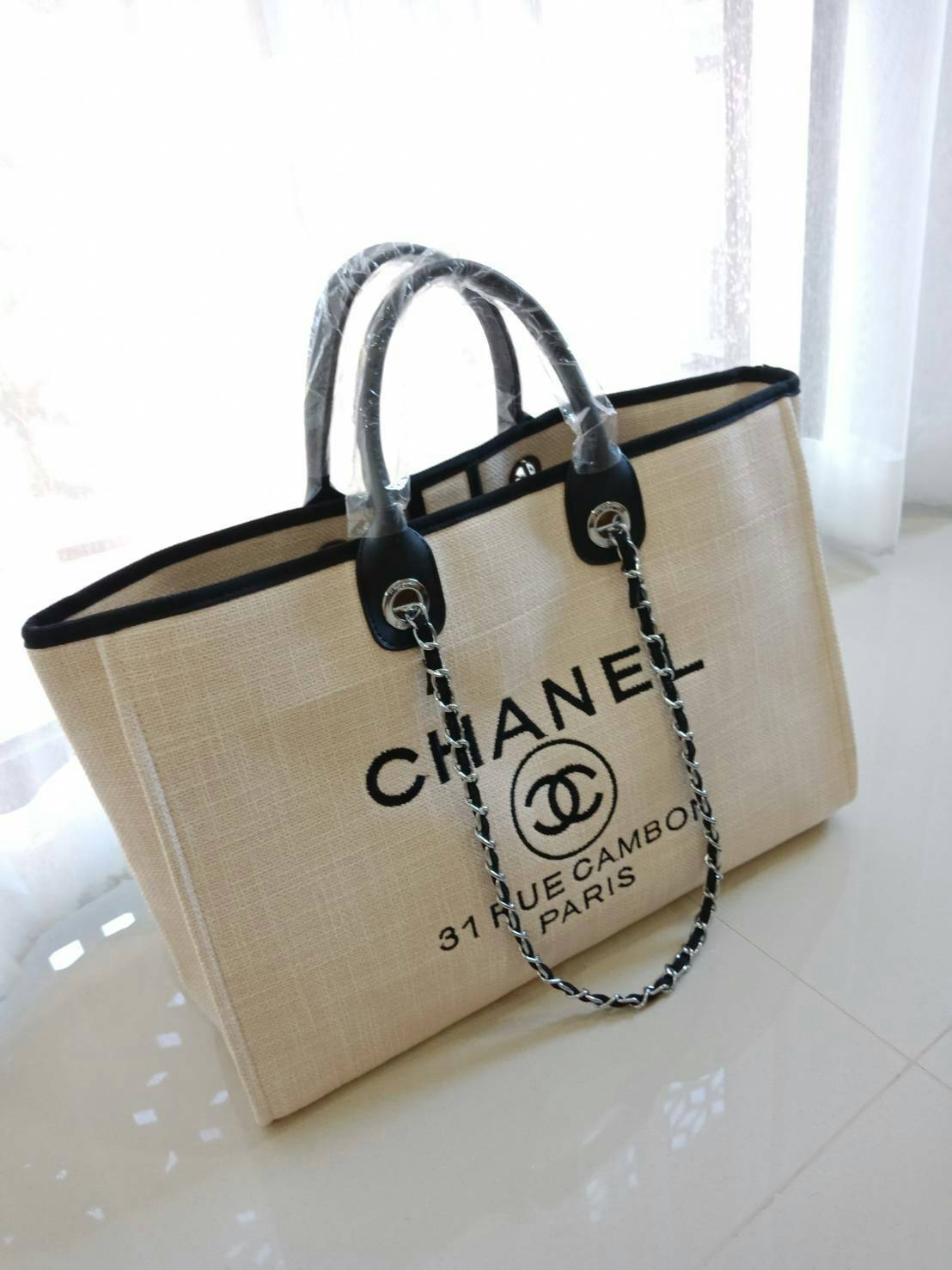 รุ่นใหม่ล่าสุด!! ที่สาวๆรอคอย Chanel tote canvas bag จากงานพรีเมี่ยม VIP GIFT รุ่นดังเลยค้า Size ใหญ่อลัง บอกเลยว่า **งานดีที่สุด ตัวกระเป๋า กระเป๋าผ้าเป็นผ้า canvas เนื้อดีสมราคา สัมผัส นุ่มลื่นมือมากกกก อะไหล่เงินปั้มแบรนด์แท้ทั้งใบ ด้านหน้าปัก logo แบร