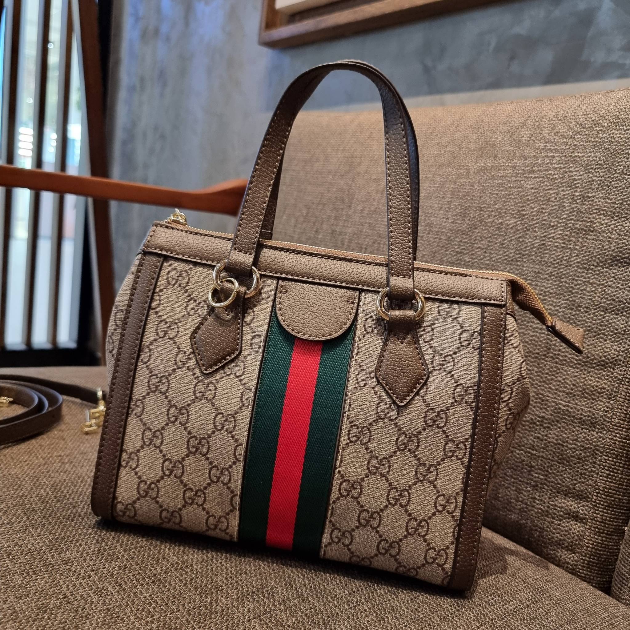 GUCCI Ophidia Small GG Tote Bag GC CLASSIC SMALL TOTE BAG WITH GWP กระเป๋าถือ/สะพาย อีกรุ่นหายาก ที่คงความสวยคลาสสิค และเรียบหรู วัสดุหนังแคนวาส ดีไซน์แถบคาดโดดเด่น รูปทรงสวยน่าใช้มากๆ สะพายขับผิว เปิด-ปิดกระเป๋าด้วยซิป หัวซิปตัว G อะไหล่สีทอง ภายในโล่งกว