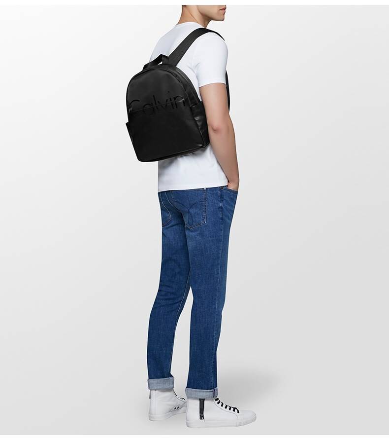 NEW ARRIVAL! CALVIN KLEIN JEANS BACKPACK 2017 กระเป๋าเป้ใบใหญ่ Limited Edition วัสดุหนังเรียบสีดำตัดกับ Nylon + Polyester เนื้อหนา น้ำหนักเบา คุณภาพดี กันน้ำ มีหูหิ้วเเละสายสะพายหลังเลื่อนปรับระดับได้ มีโลโก้ Calvin Klein ด้านหน้า เปิดปิดด้วยซิปรอบ ด้านข้
