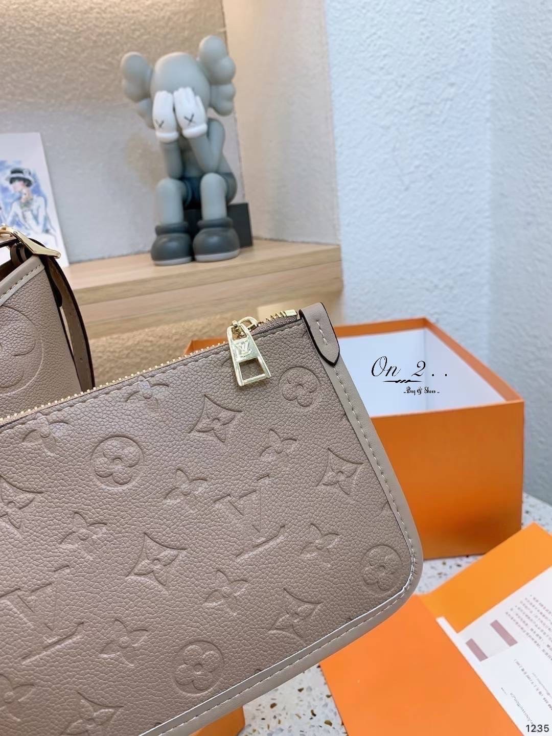 LV CARRYALL PM Monogram Empreinte รุ่นลิมิเต็ดสีเรียบหรู ที่สาวๆตามหา กระเป๋าสะพายไหล่ทรงสวย ดีไซน์เรียบง่ายคลาสสิค หรู ดูผู้ดี รูปทรงใช้งานง่าย มาพร้อมใบลูก ไว้เก็บของจุกจิก วัสดุหนังแคนวาส พร้อมเสิร์ฟให้ในราคาน่ารักๆ ของมันต้องมีแบบนี้ ก็ต้องตำได้แล้วน้