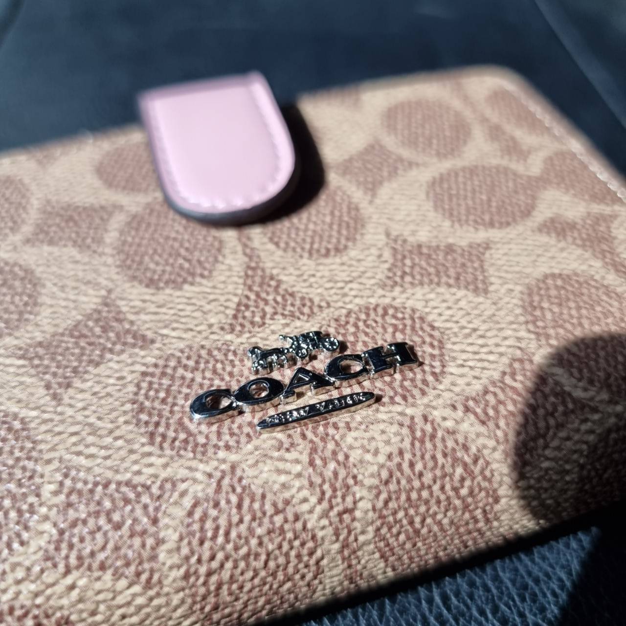 COACH F33034 MEDIUM CORNER ZIP WALLET IN COLORBLOCK SIGNATURE CANVAS กระเป๋าสตางค์ใบกลาง 👛 ขนาดกำลังเหมาะมือ วัสดุหนังแคนวาส ดูแลรักษาง่าย มีช่องใส่บัตรและธนบัตรครบ และช่องซิปแยกไว้ใส่เหรียญ สวยคลาคสิคแบบนี้เหมาะส่งต่อเป็นของขวัญที่สุดจ้า